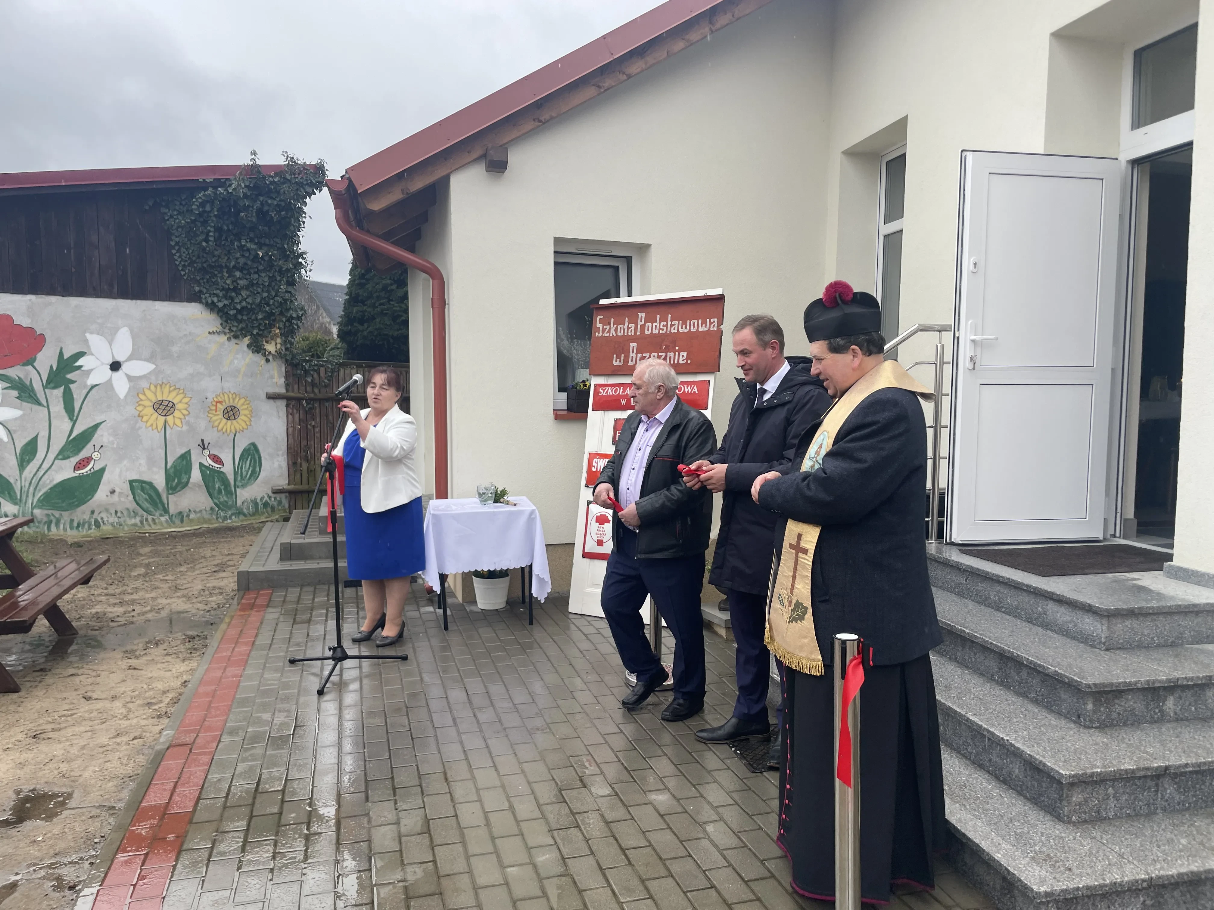 sołtysowa, ksiądz i wójt przed świetlicą