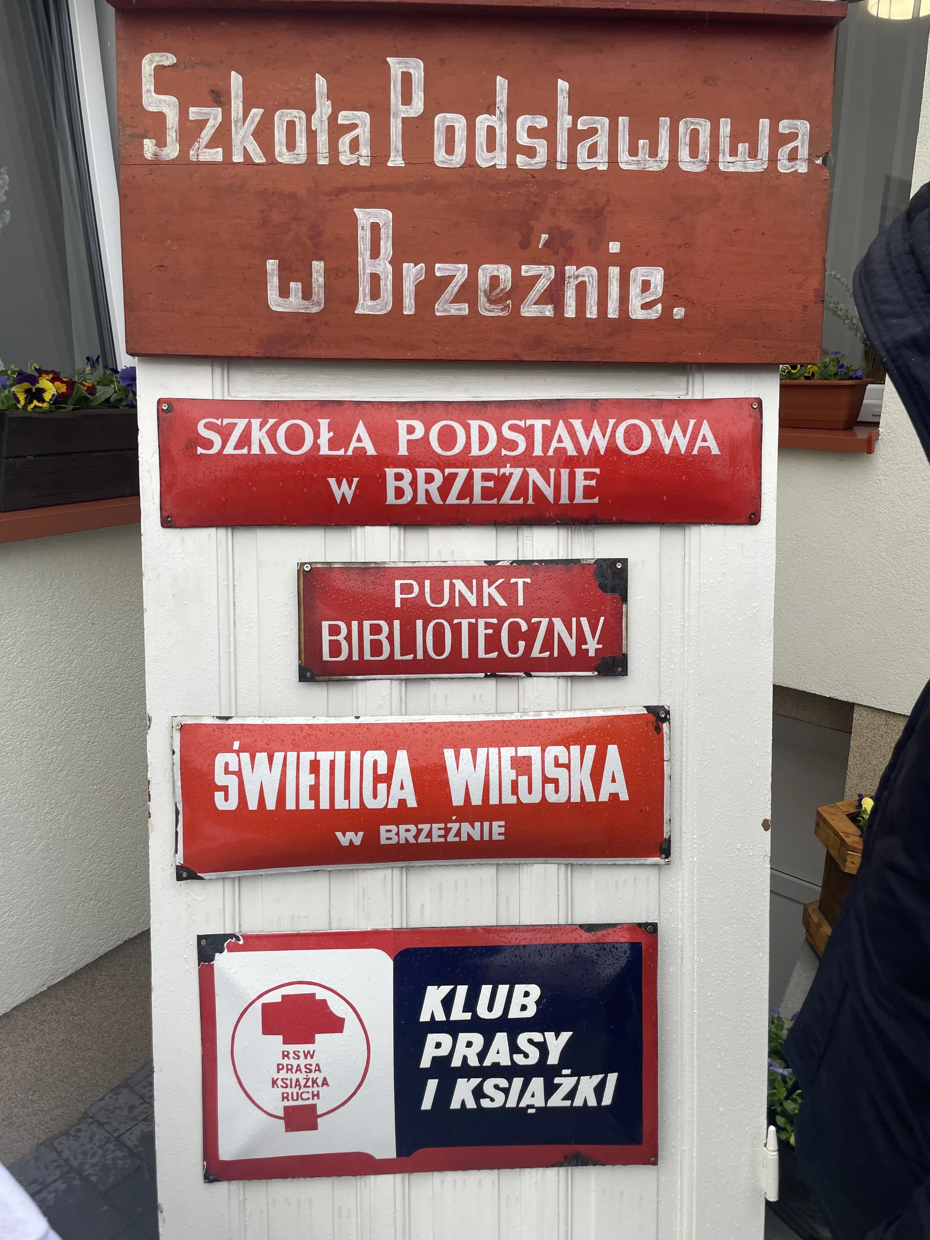 tabliczki upamiętniające przeznaczenie obiektu