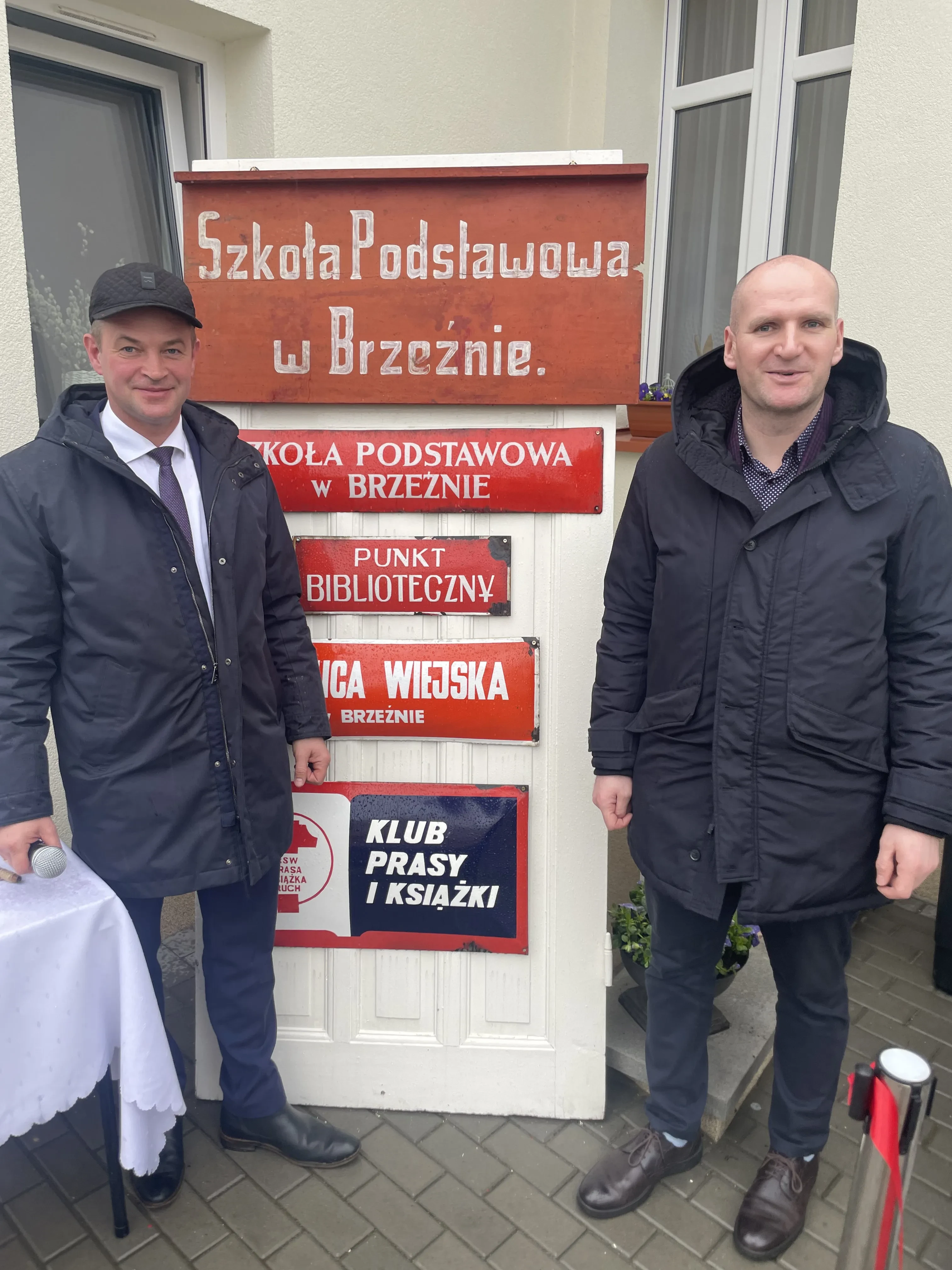 wójt obok tabliczek