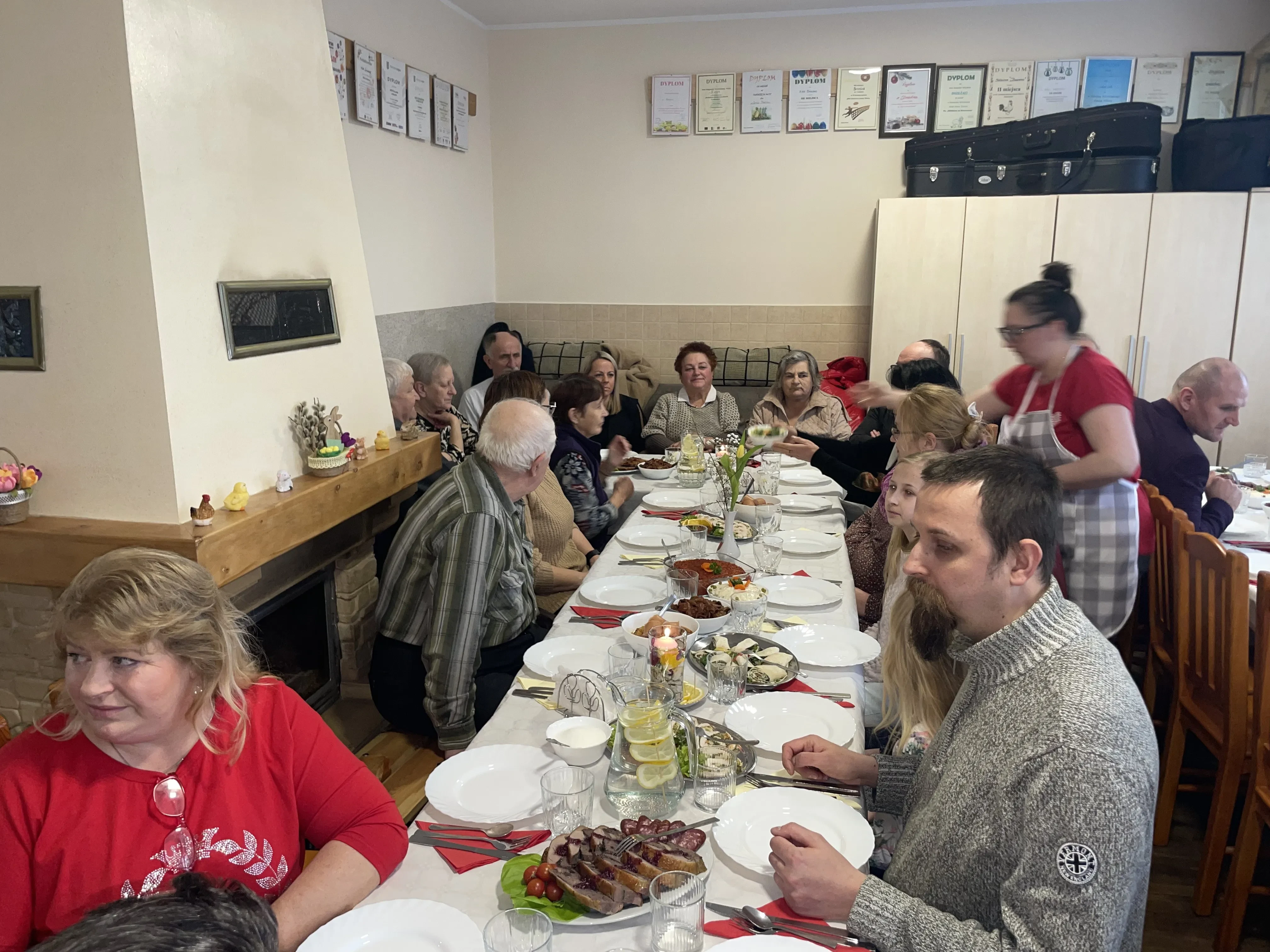 ludzie siedzą przy stole