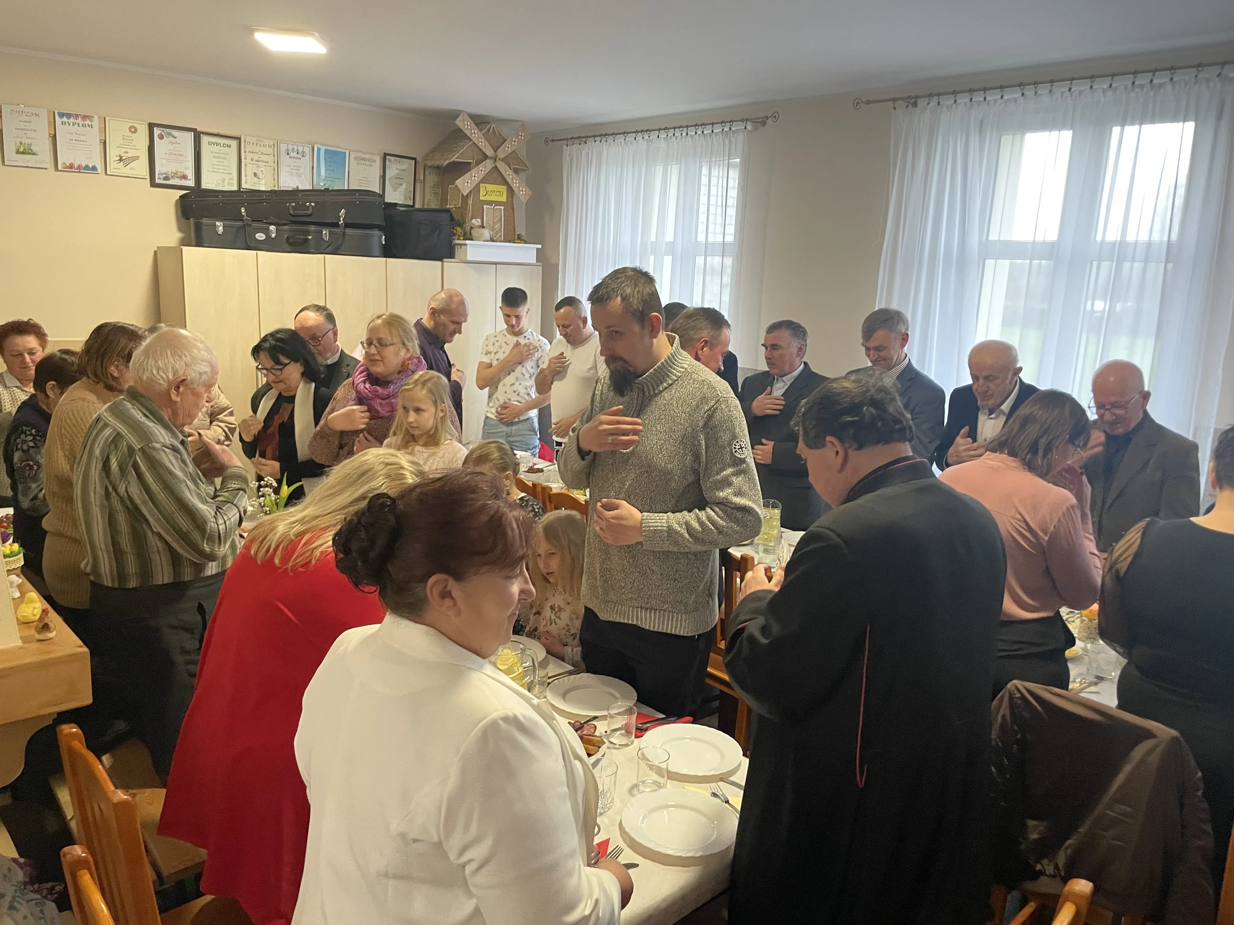 ludzie modlą się przed posiłkiem