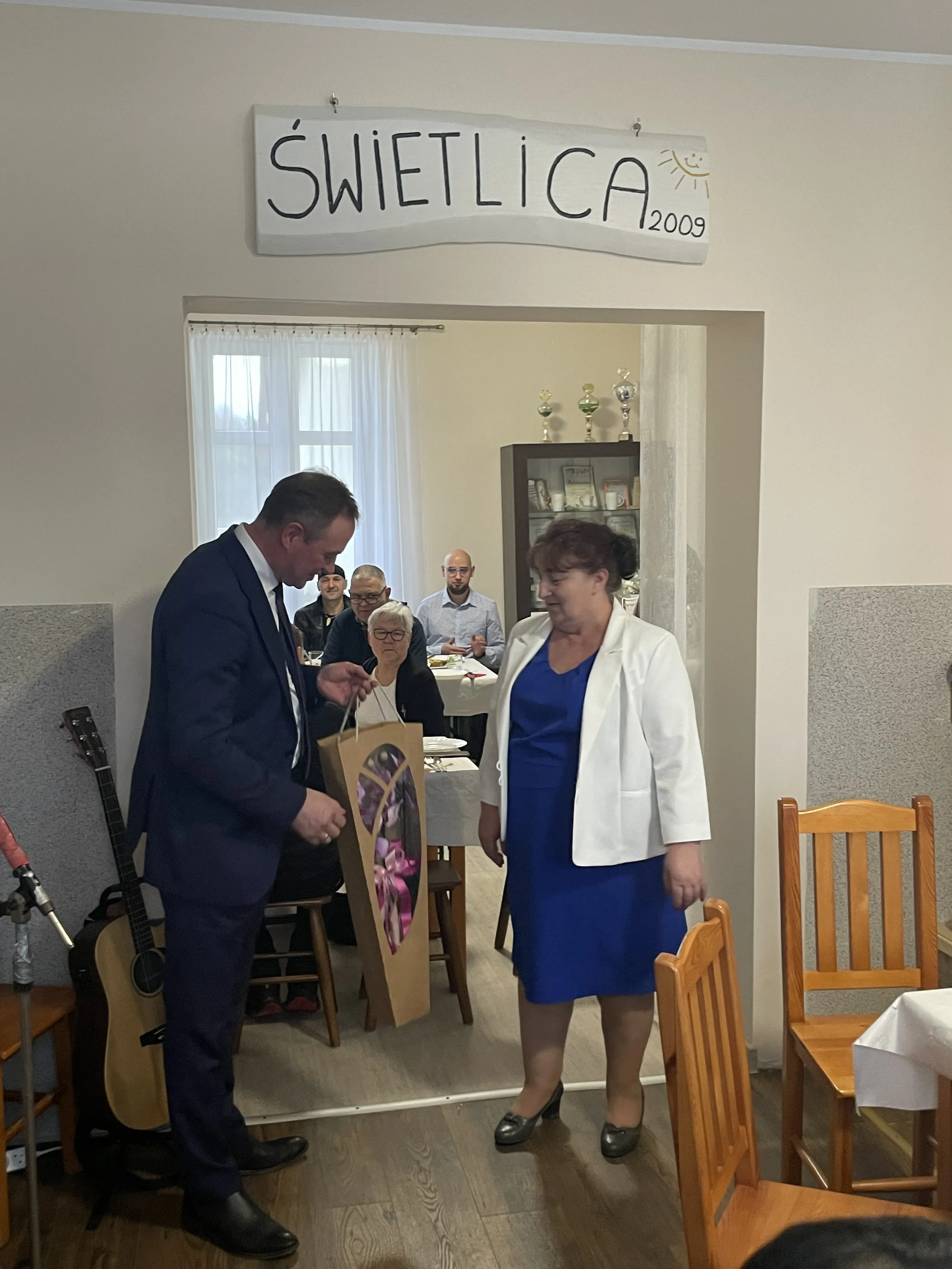 wójt wręcza kwiaty sołtysowej