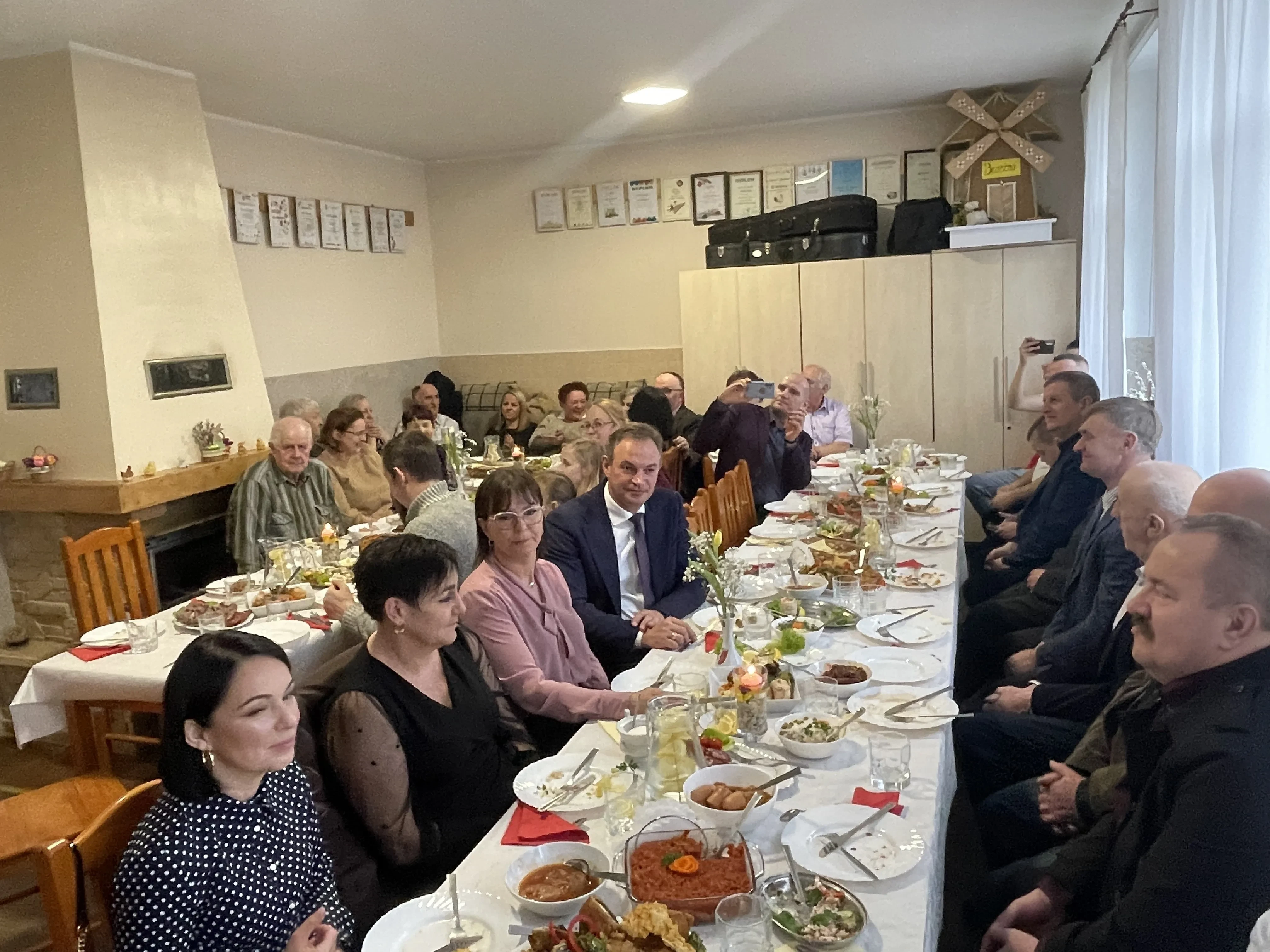 grupa ludzi przy stołach