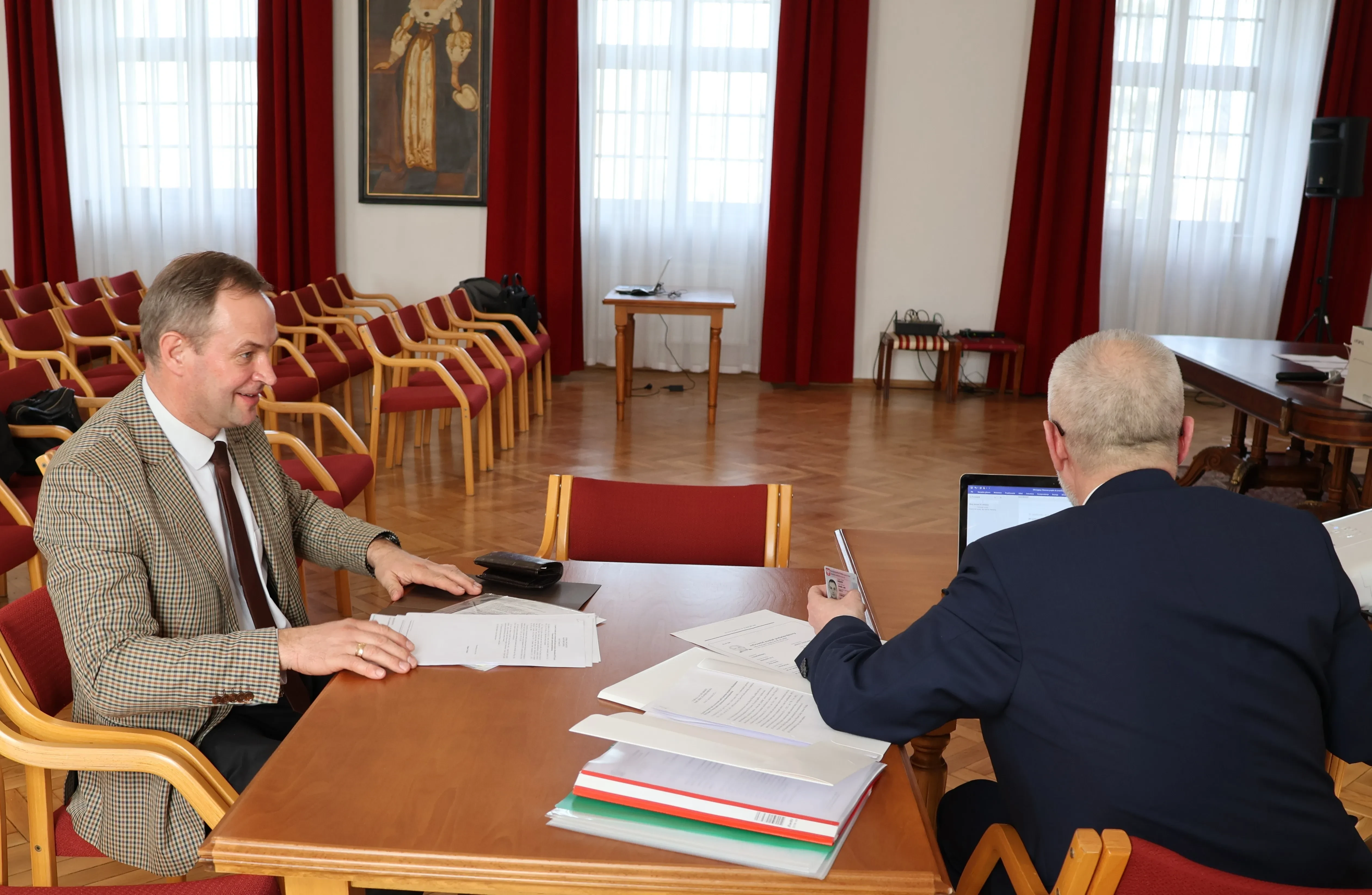 wójt podpisuje dokumenty