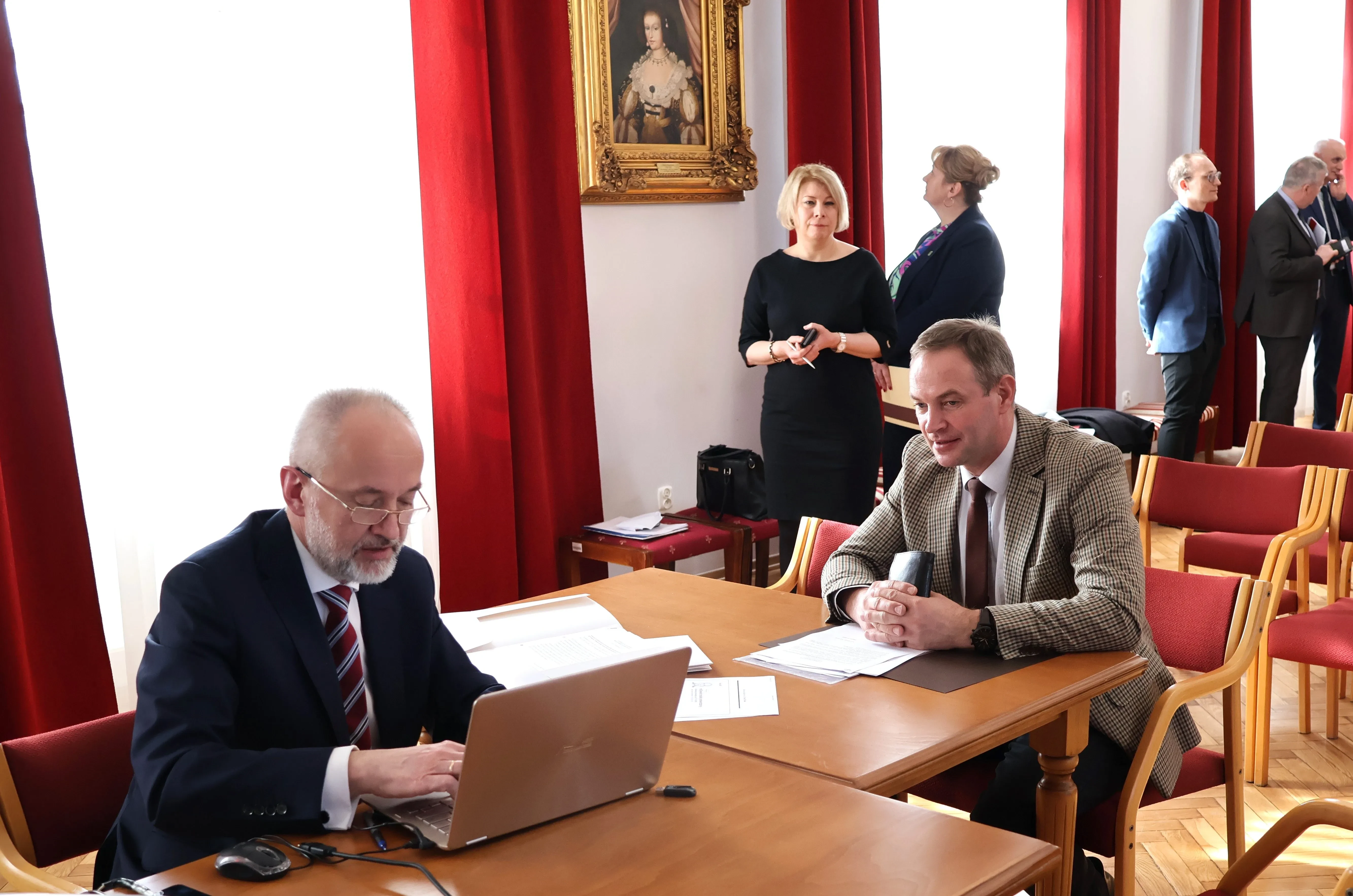 mężczyzna korzysta z laptopa