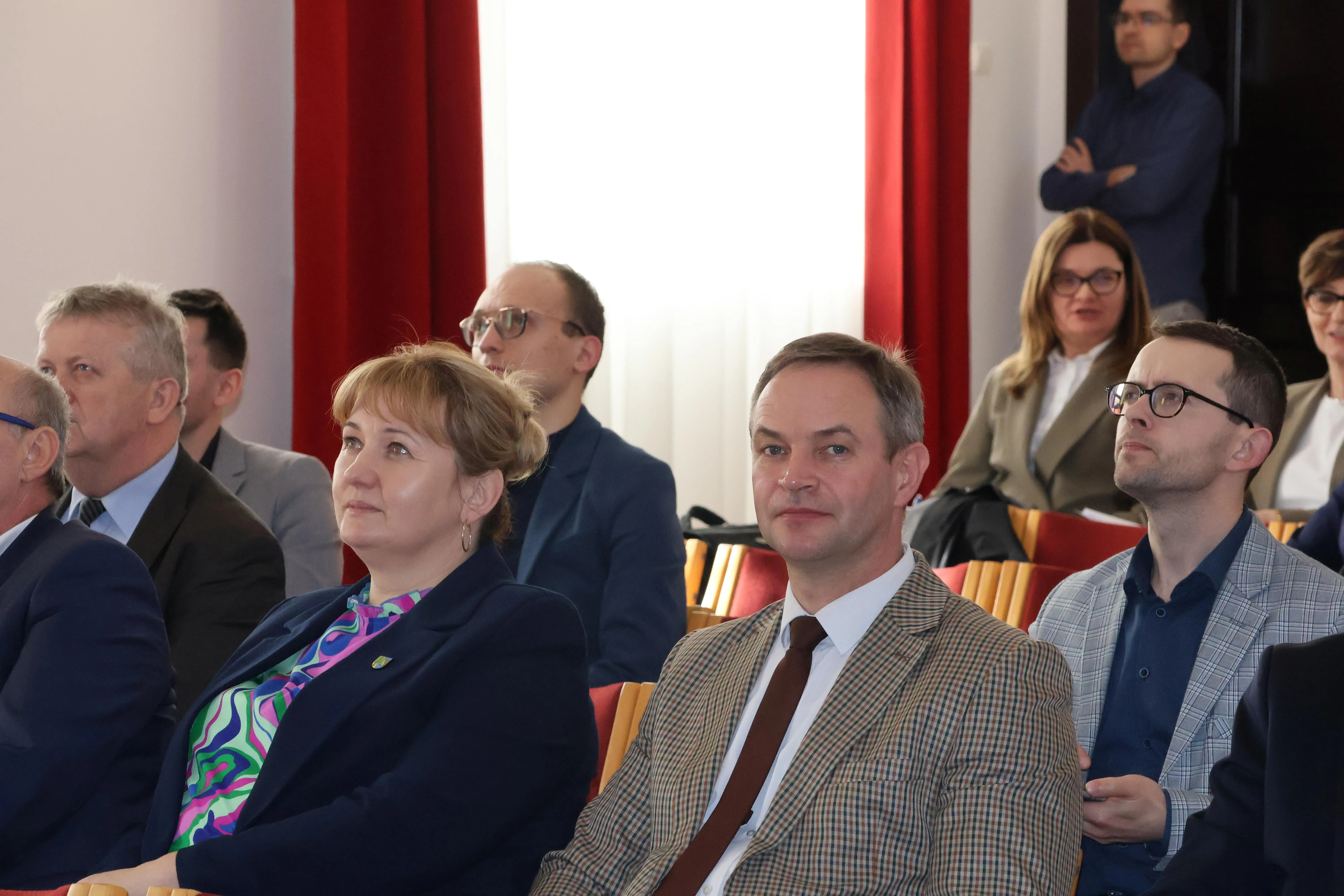 grupa ludzi oglądająca prezentację