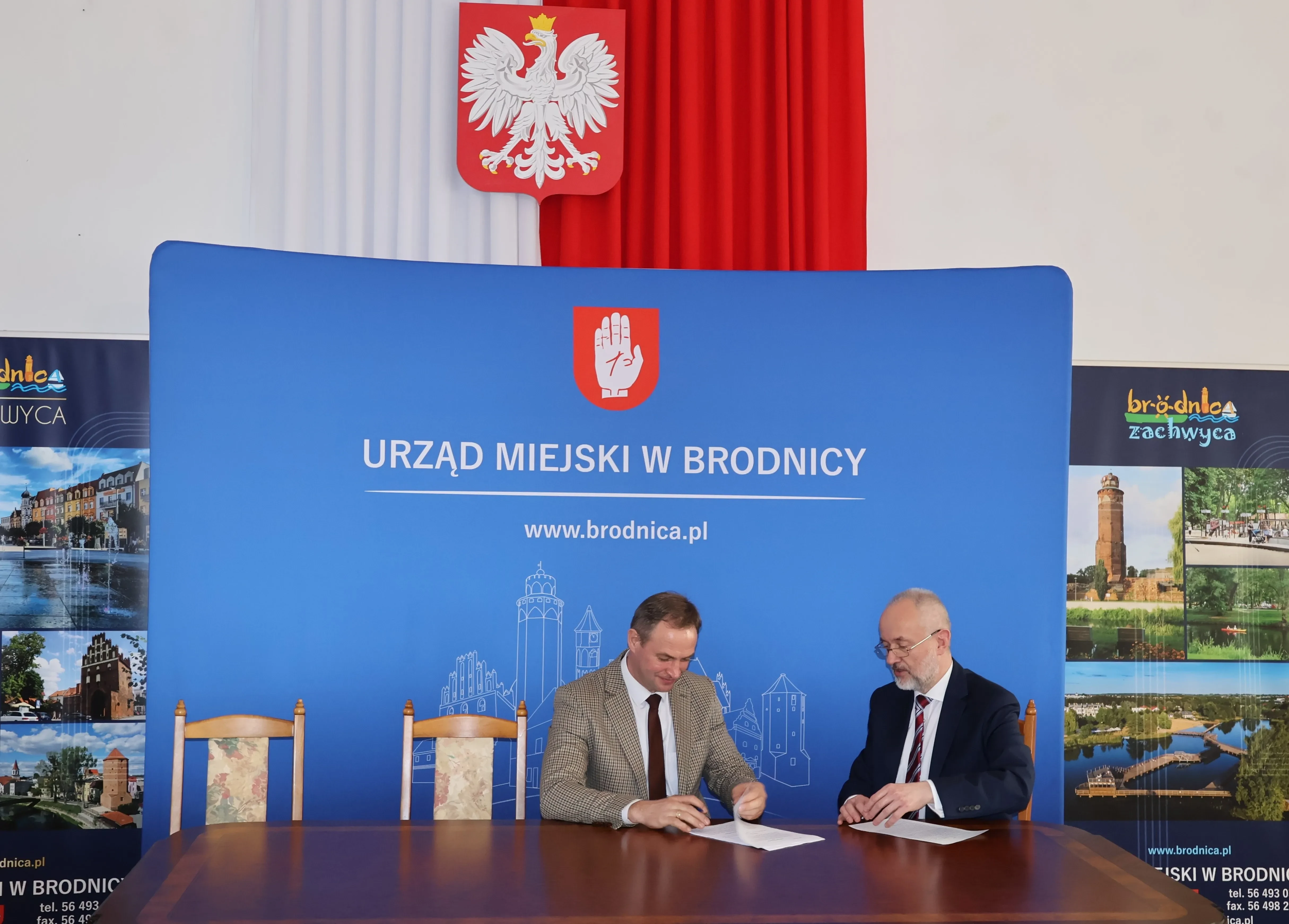 wójt podpisuje dokumenty