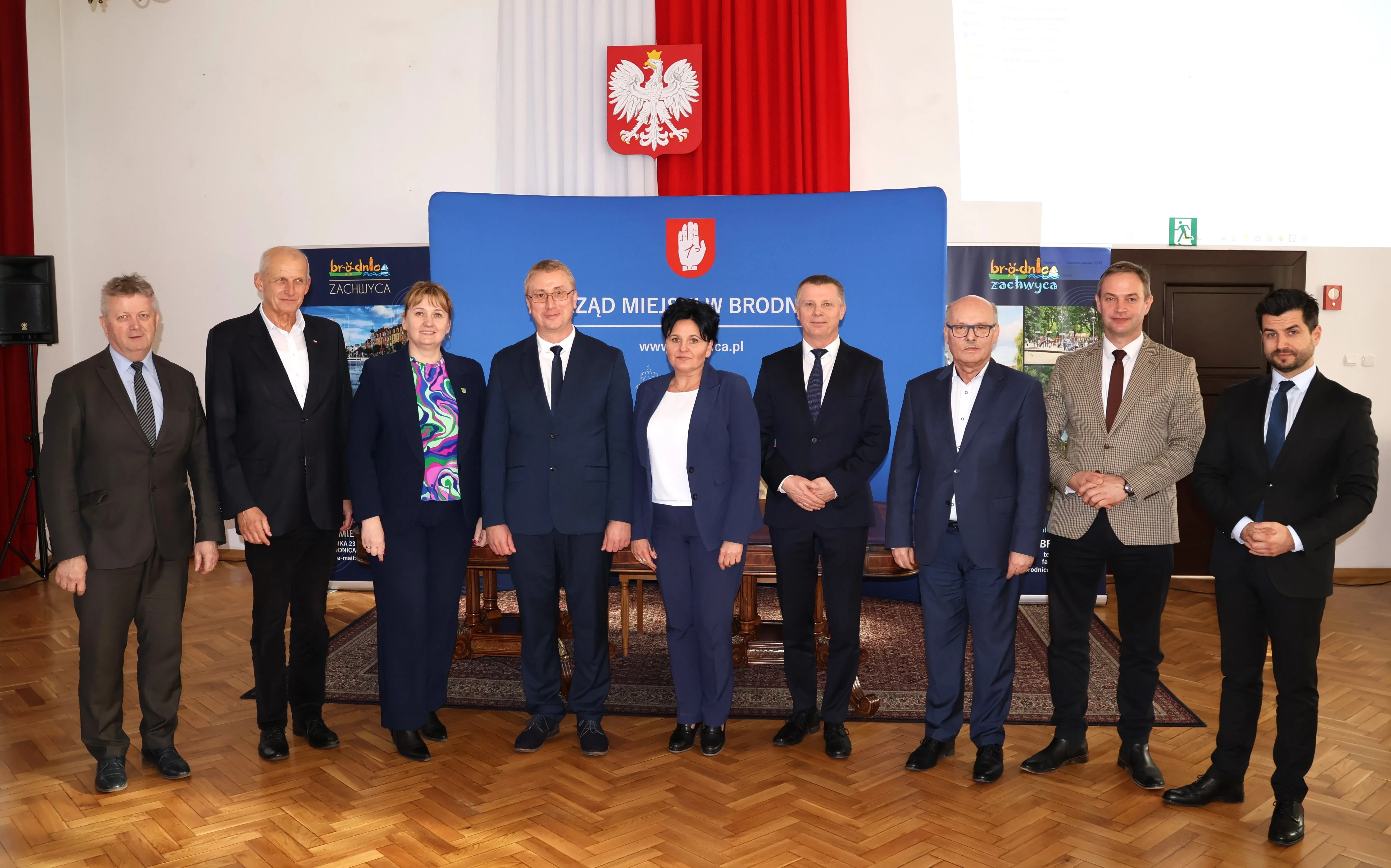 grupa ludzi pozuje do zdjęcia