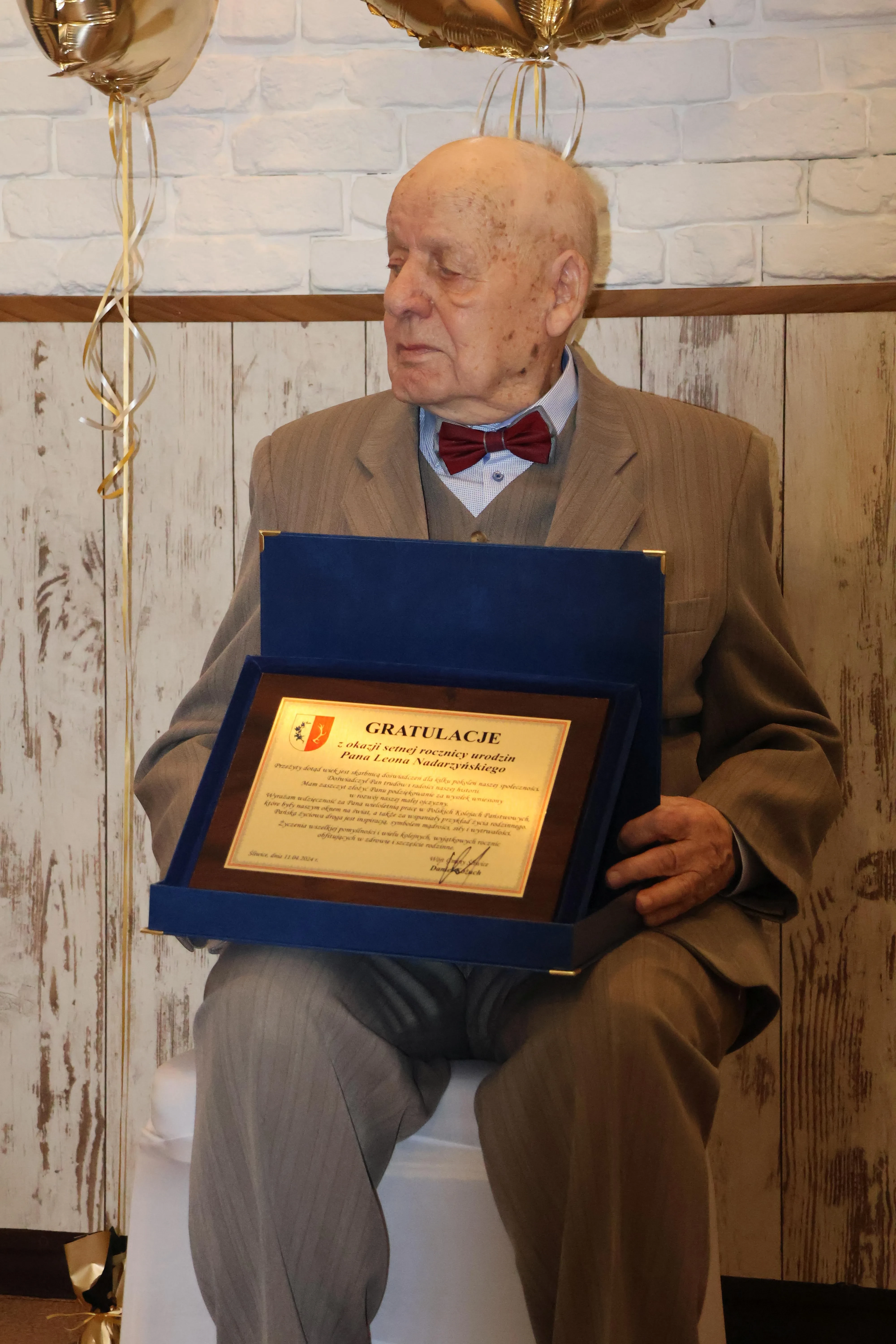 solenizant siedzi