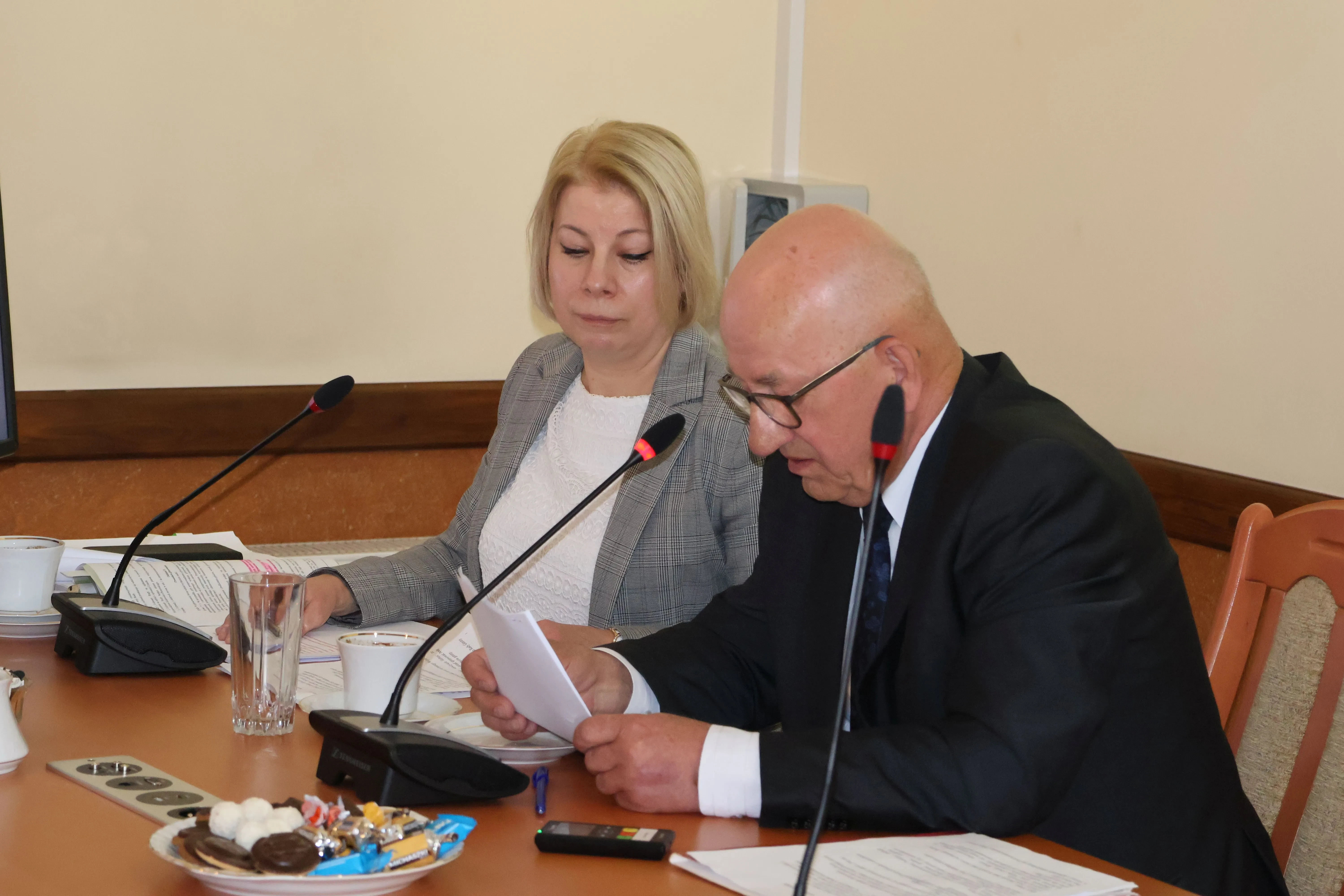mężczyzna mówi do mikrofonu