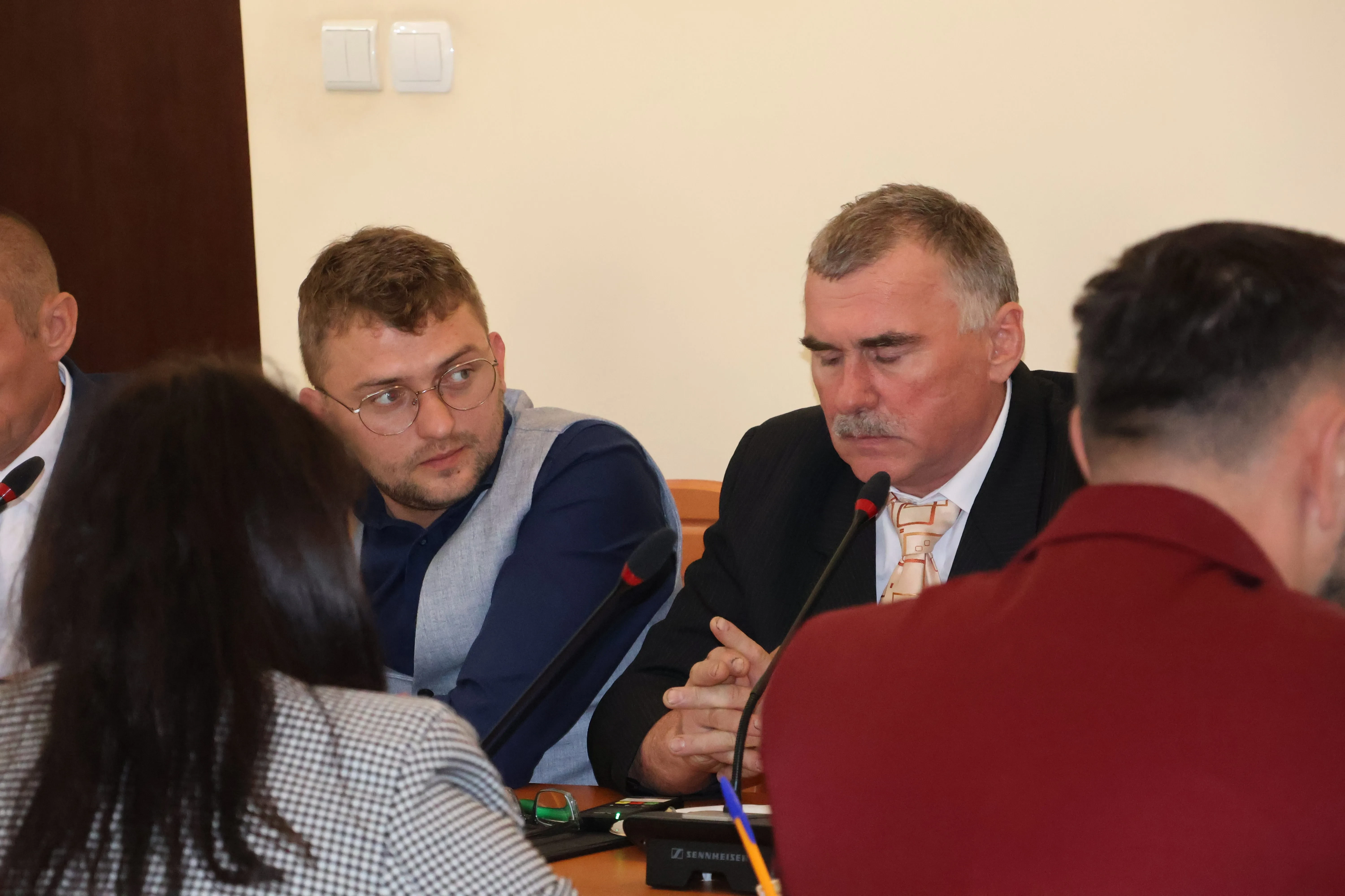 dwóch mężczyzn siedzi przy stole