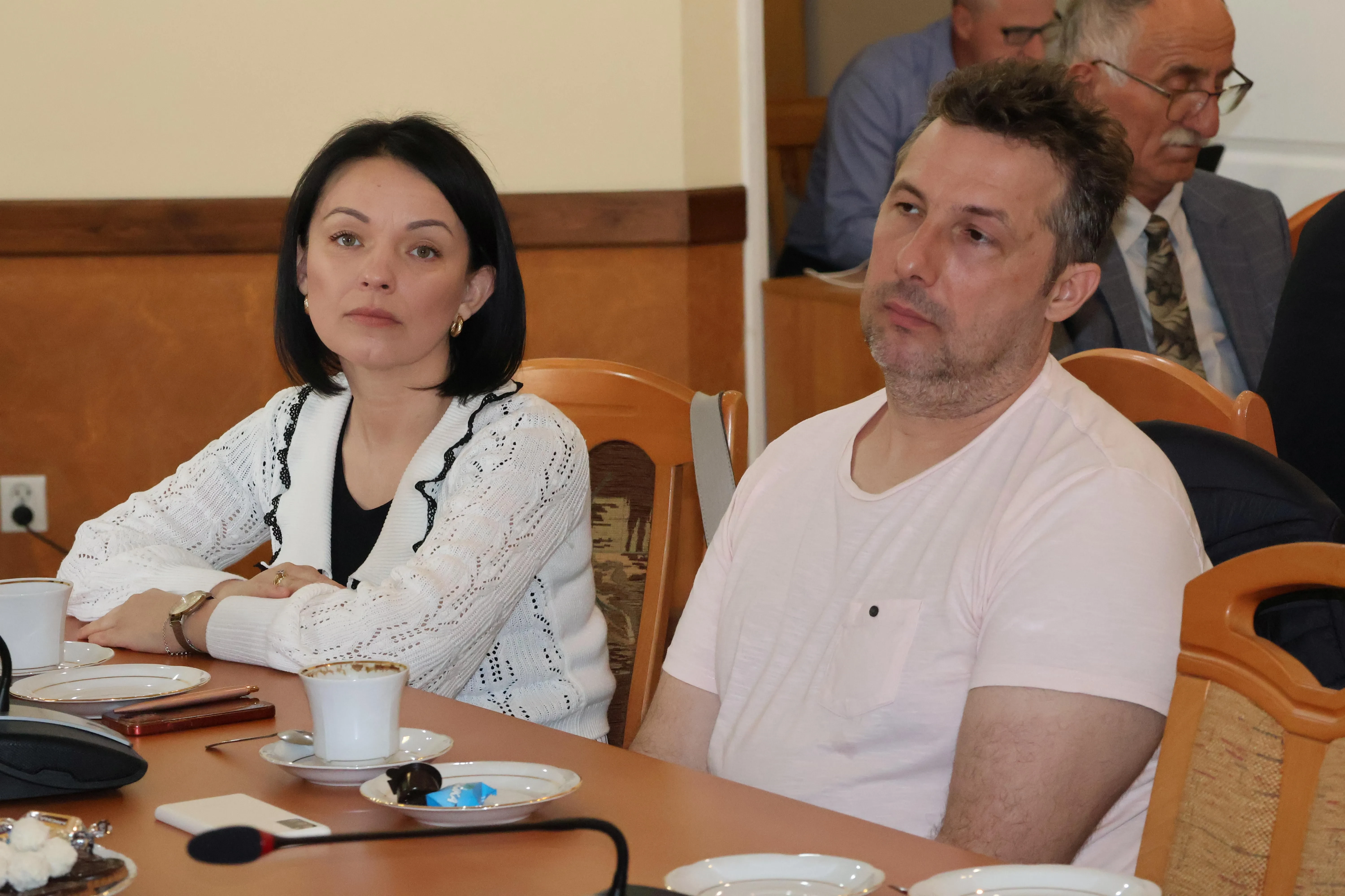 kobieta i mężczyzna siedzą przy stole