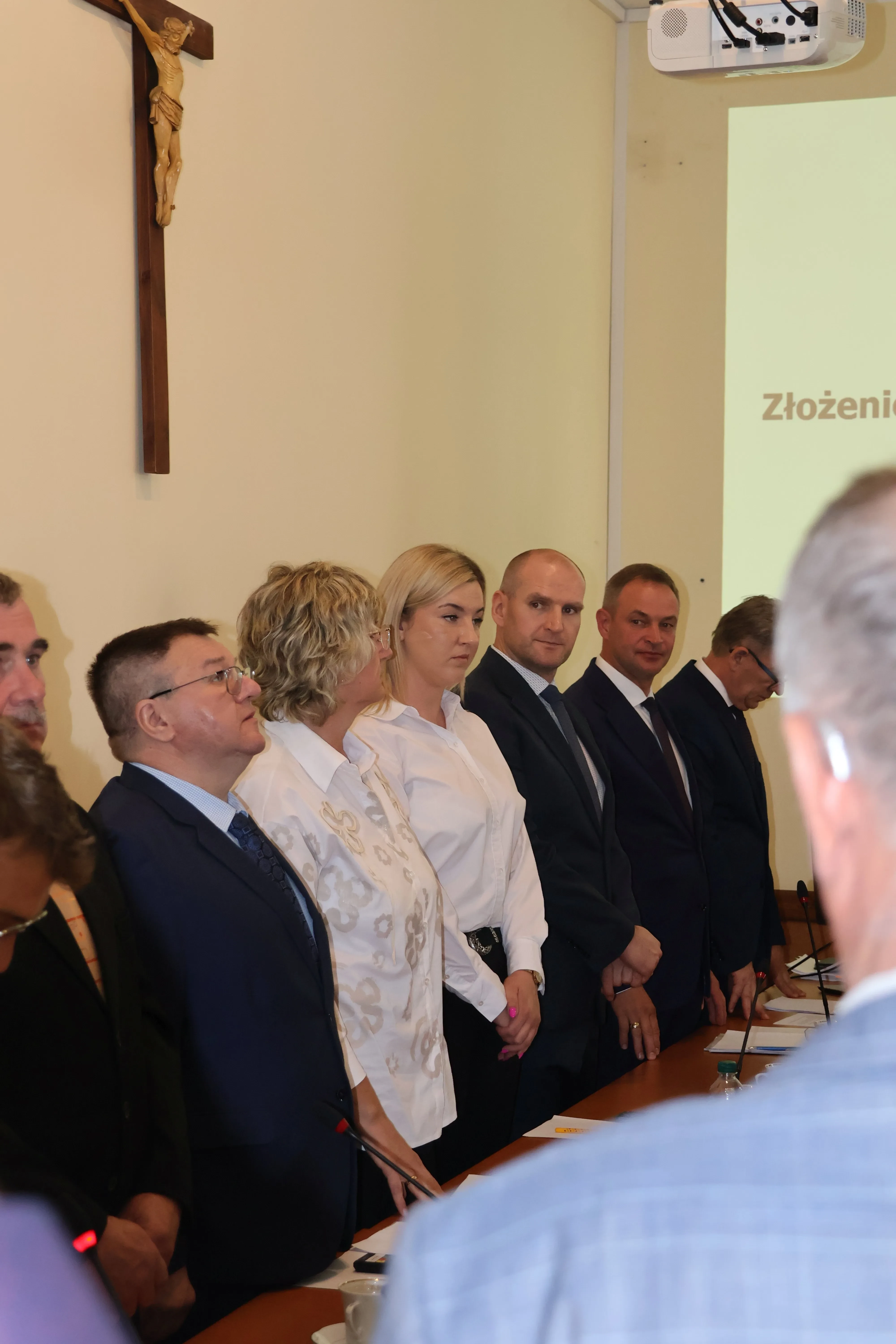 sześć osób stoi przy stole