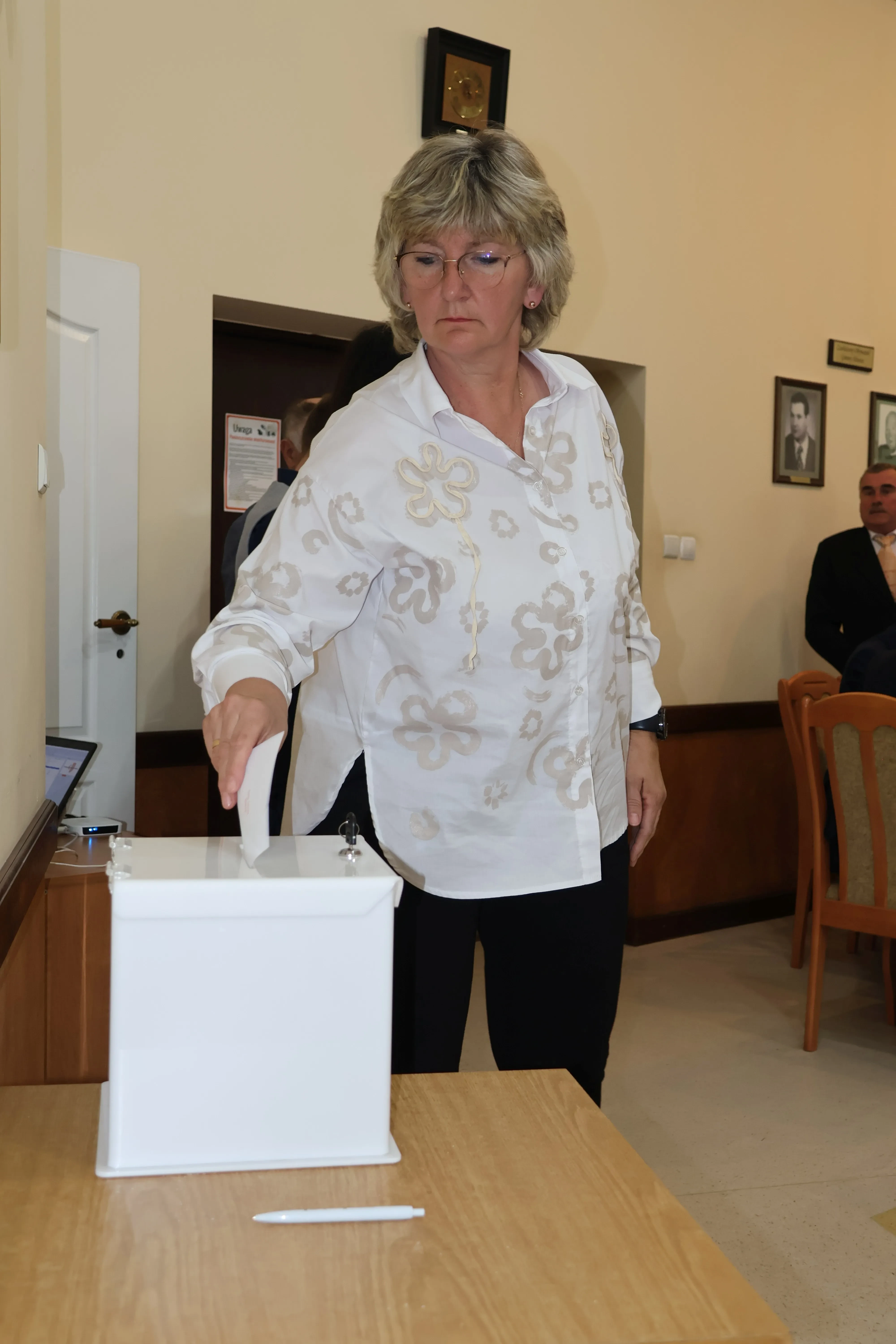 kobieta oddaje głos