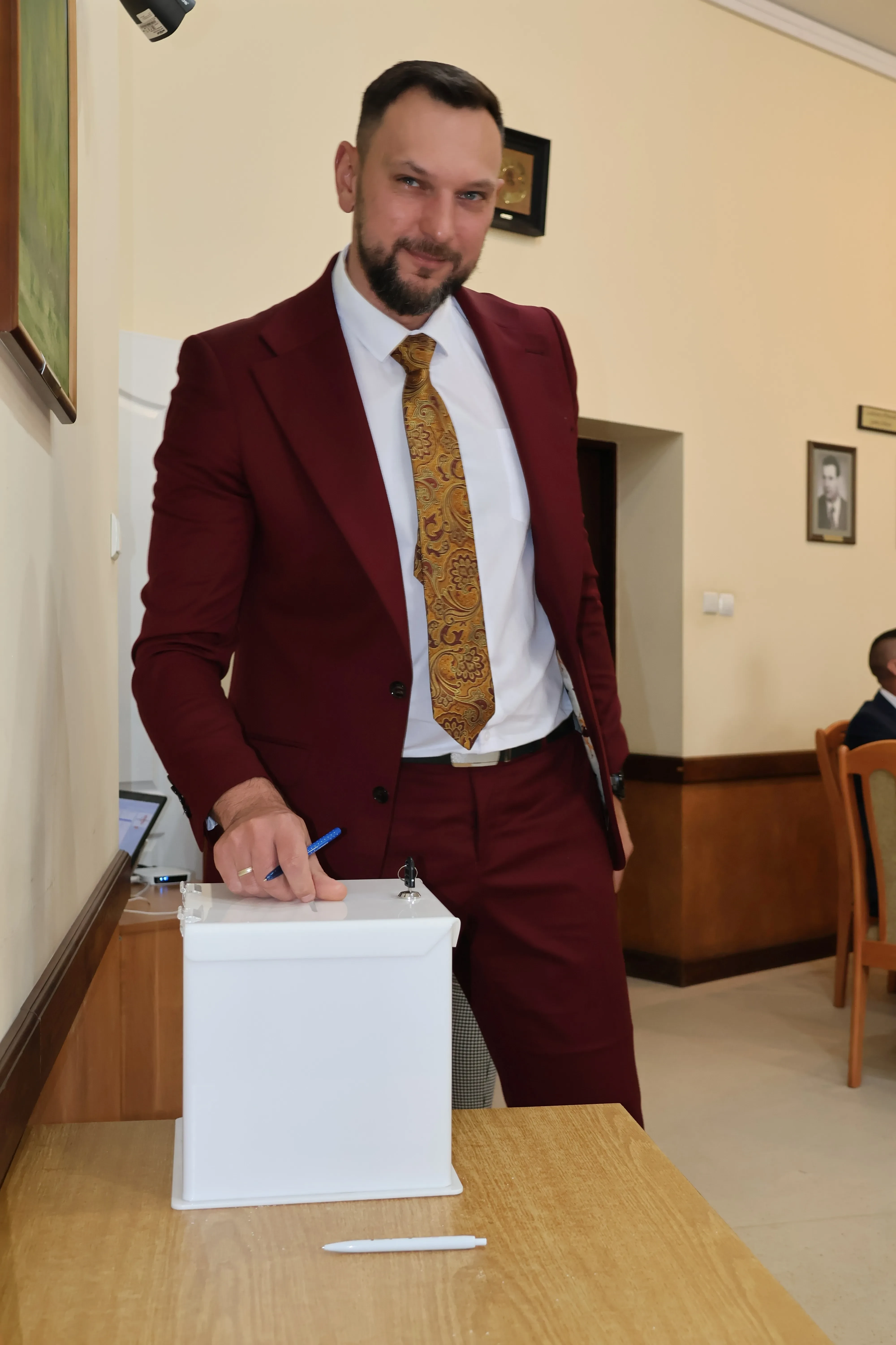 mężczyzna oddał głos