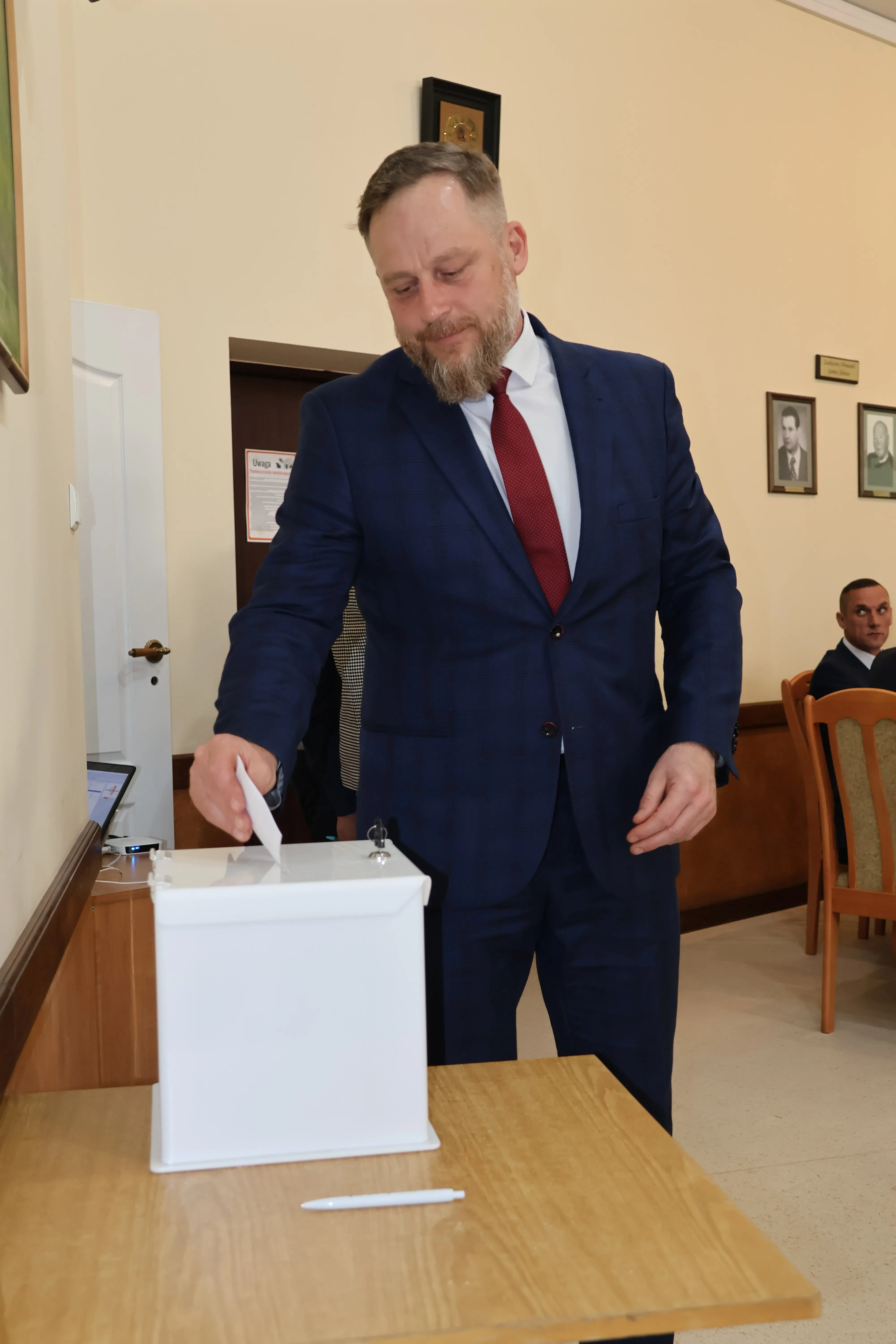 mężczyzna wkłada los