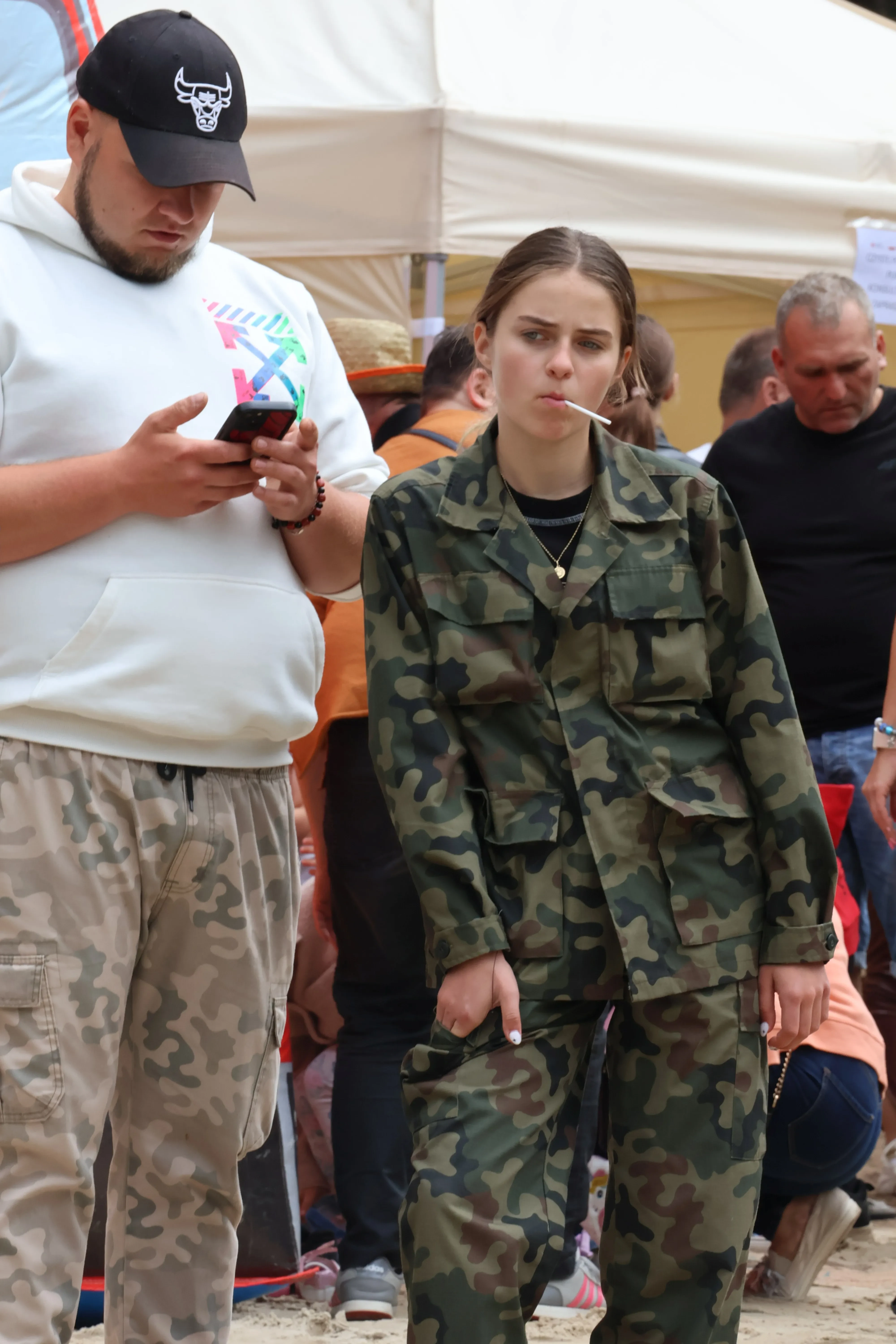 dziewczyna ubrana w mundur
