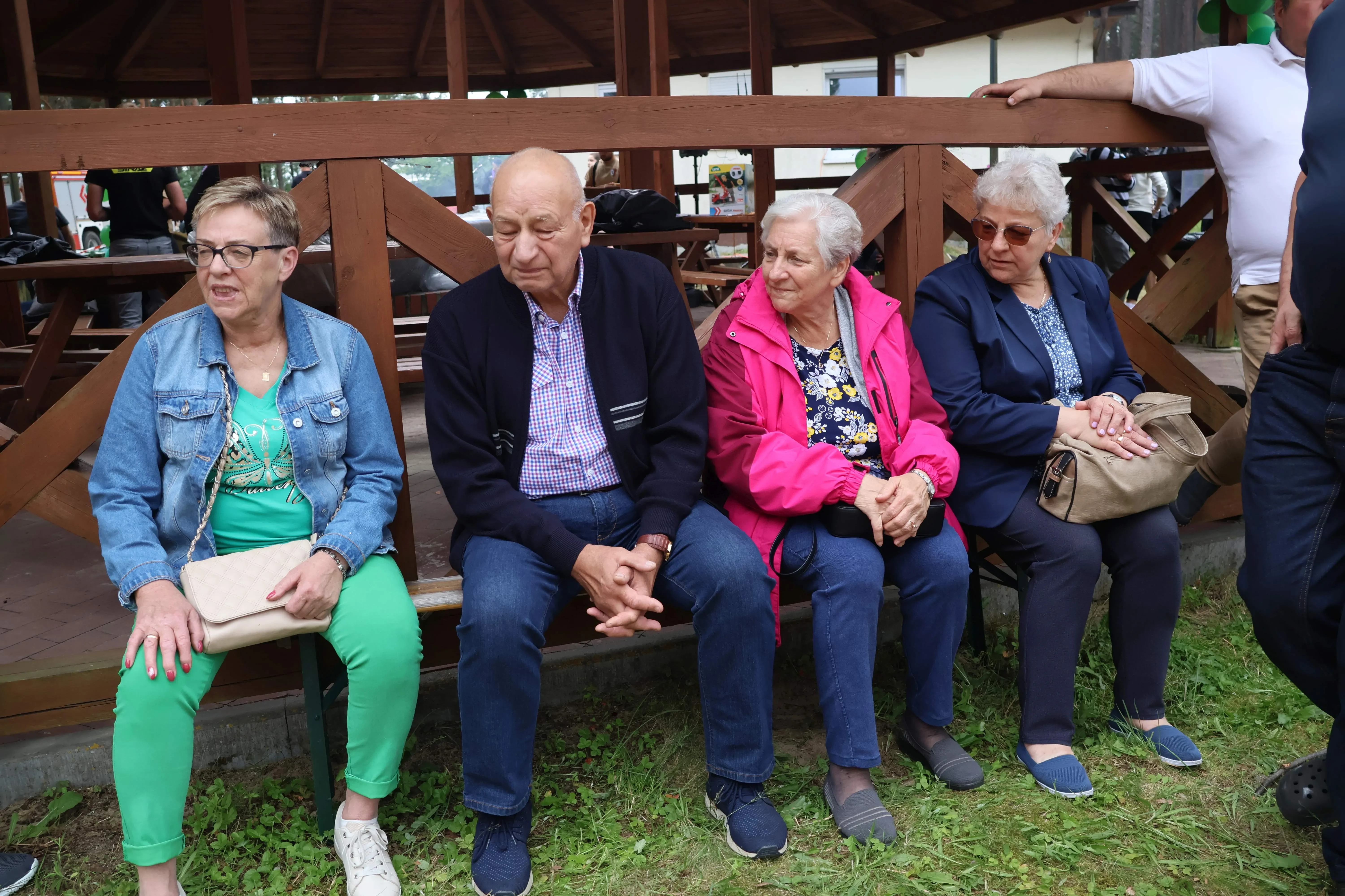 seniorzy siedzą na ławce