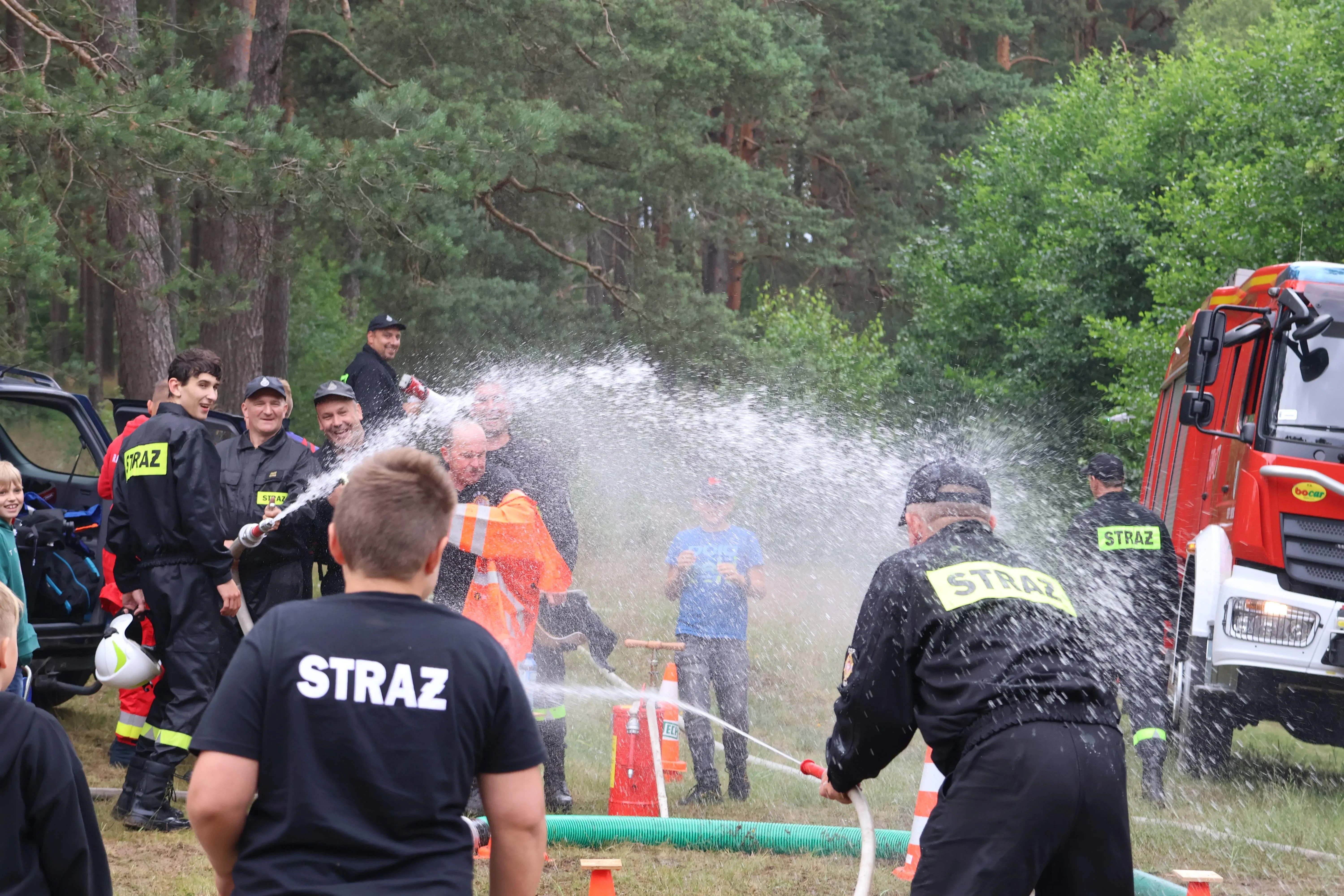 strażacy oblewają się wodą