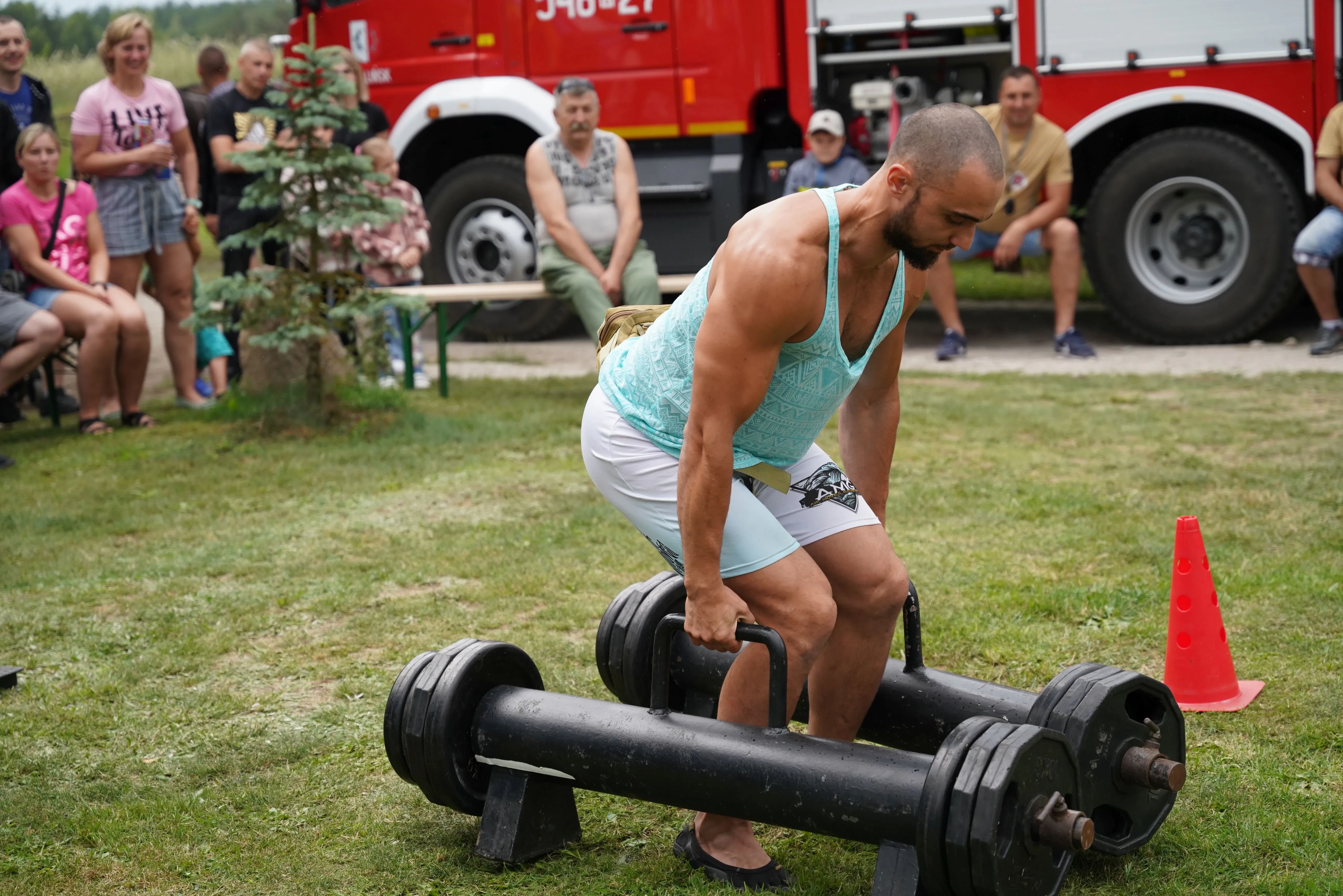 mężczyzna podnosi ciężar w konkurencji strongman