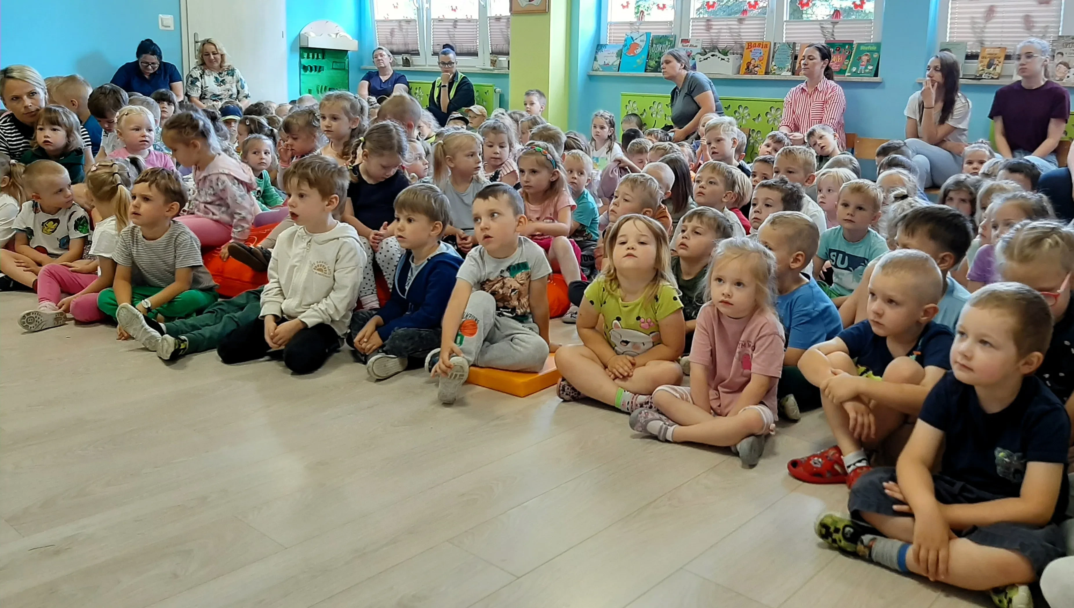 dzieci siedzą na podłodze