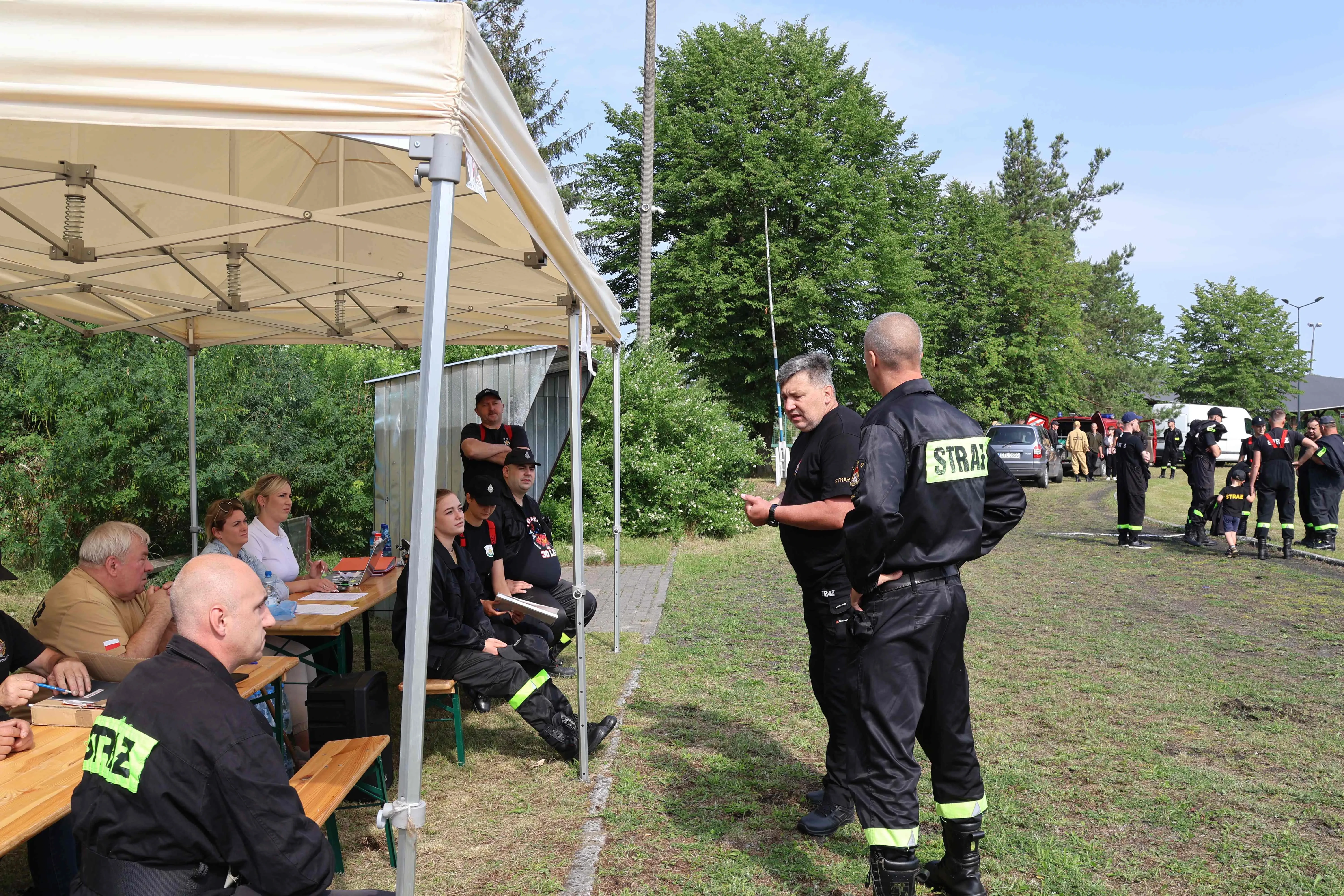 oczekiwanie pod namiotem