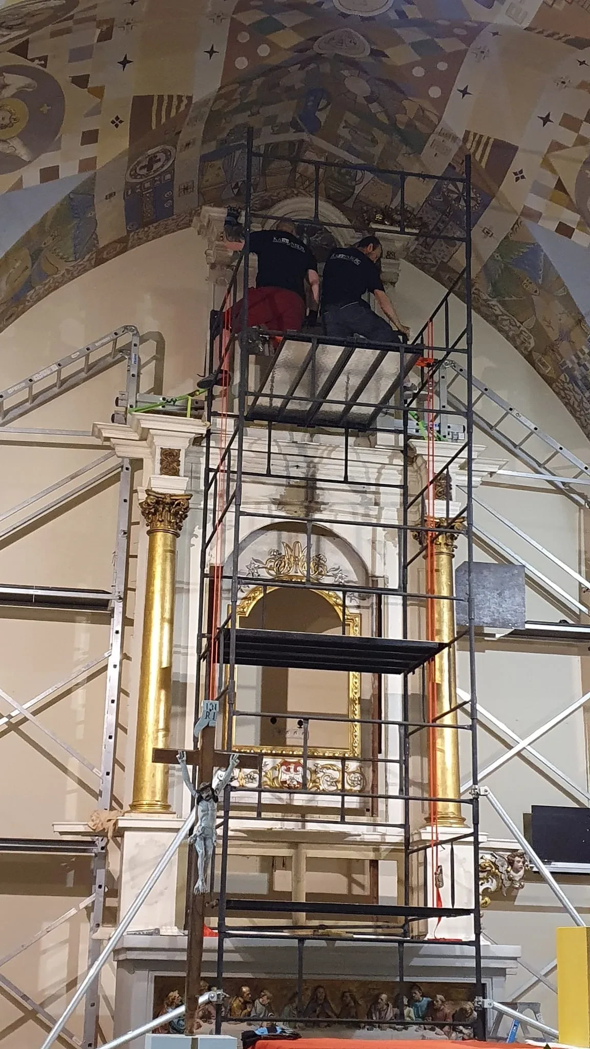 demontaż szczytu ołtarza