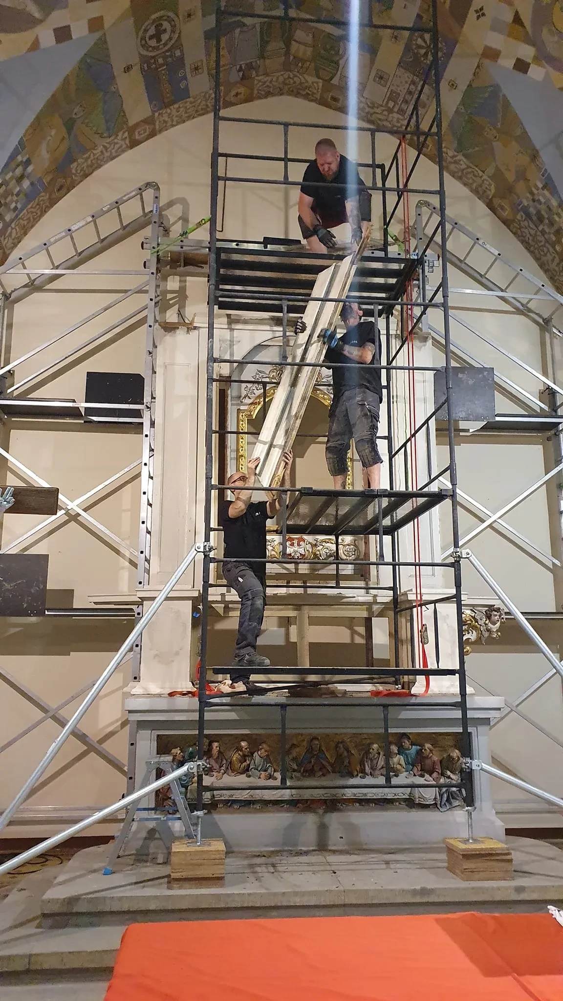 znoszenie szczytu ołtarza