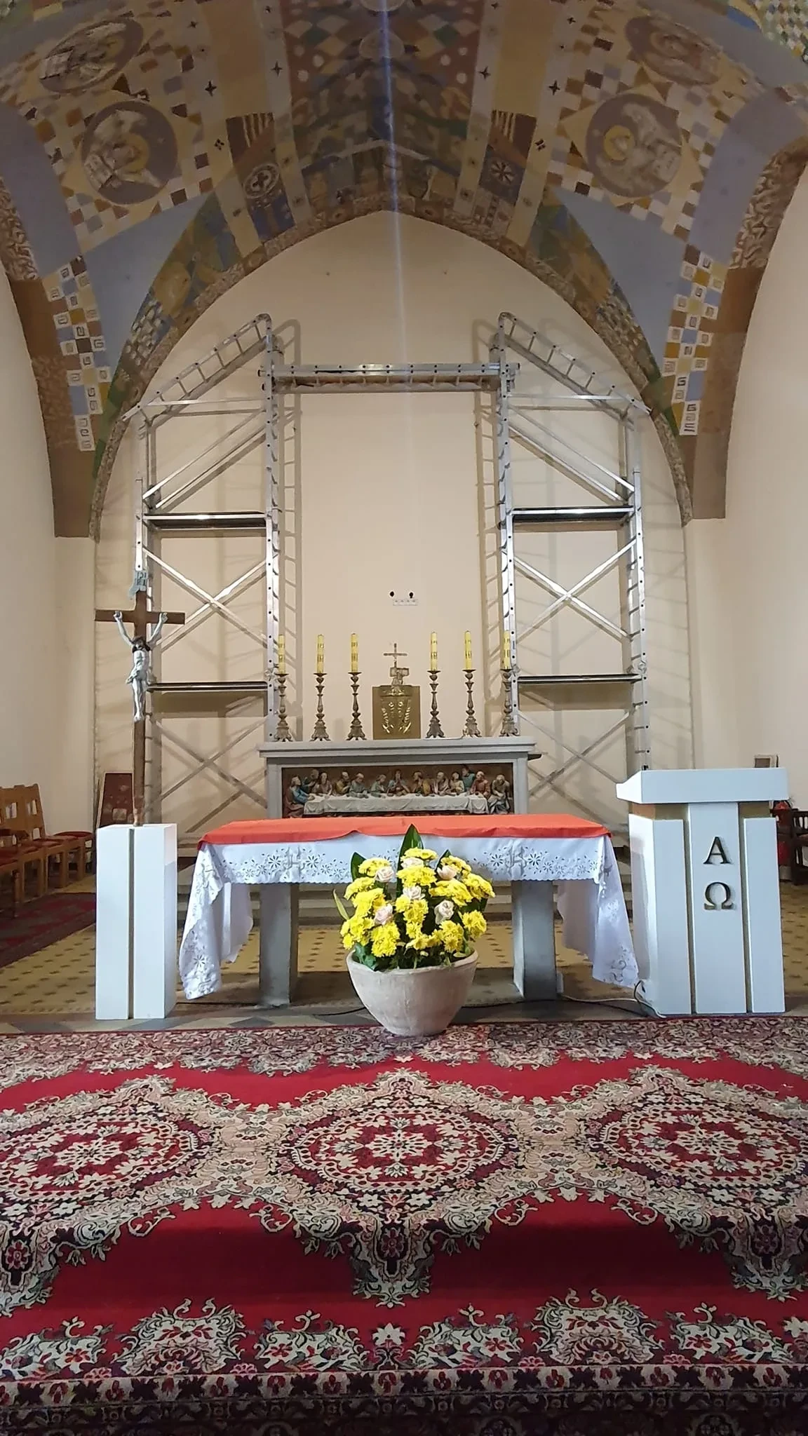 zdemontowany główny ołtarz, rusztowanie