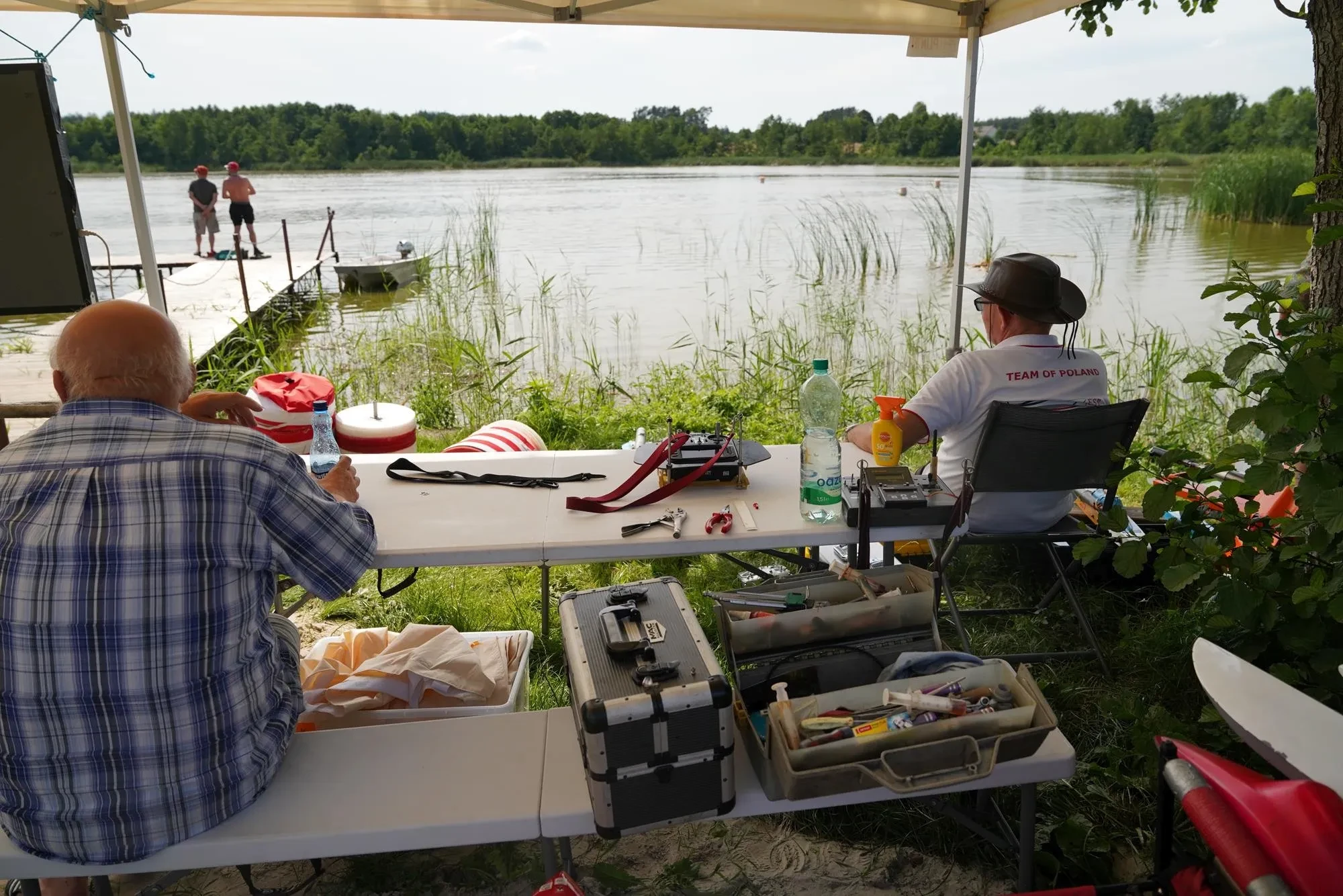 osoby czekające pod namiotem