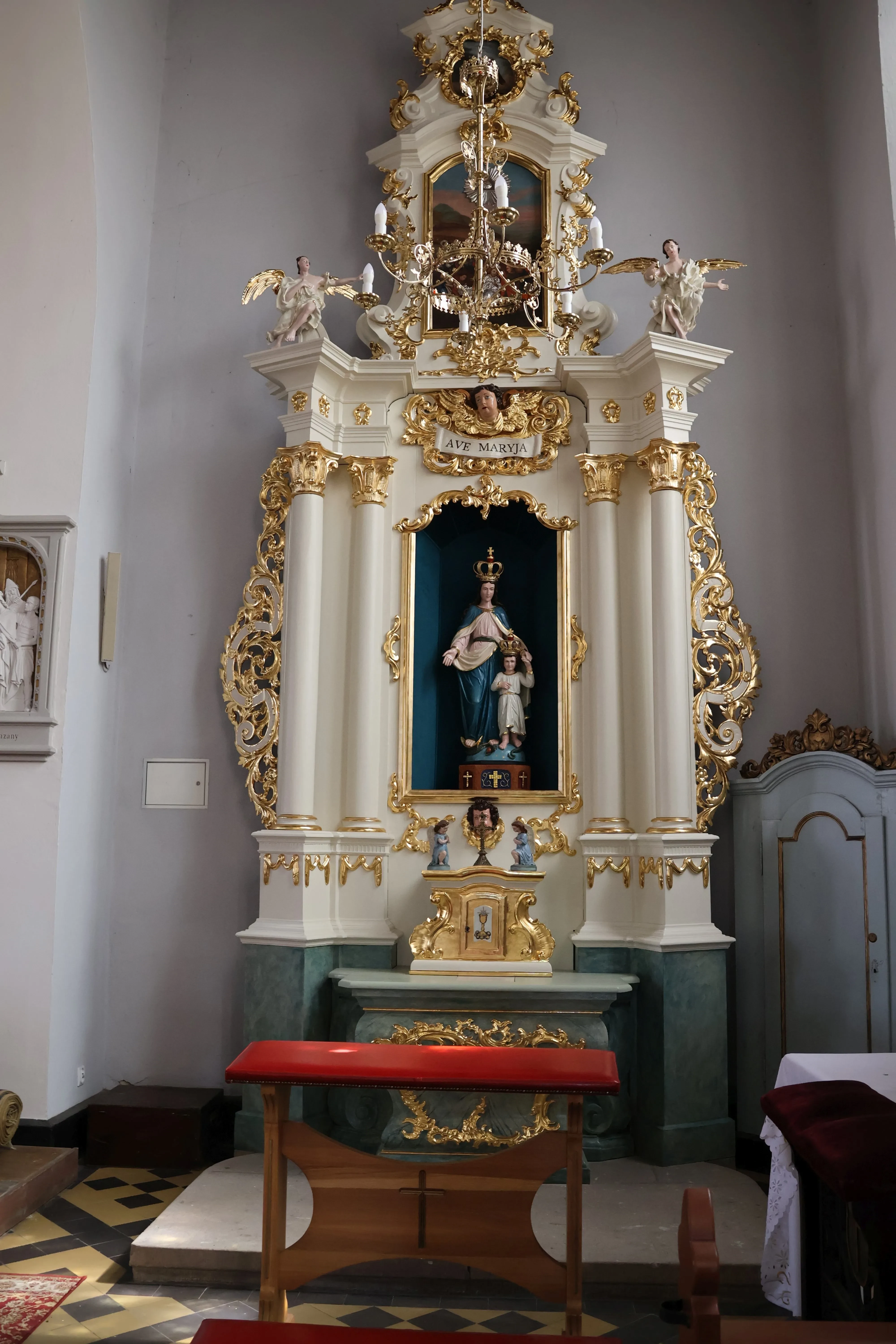 ołtarz boczny zdjęcie od frontu