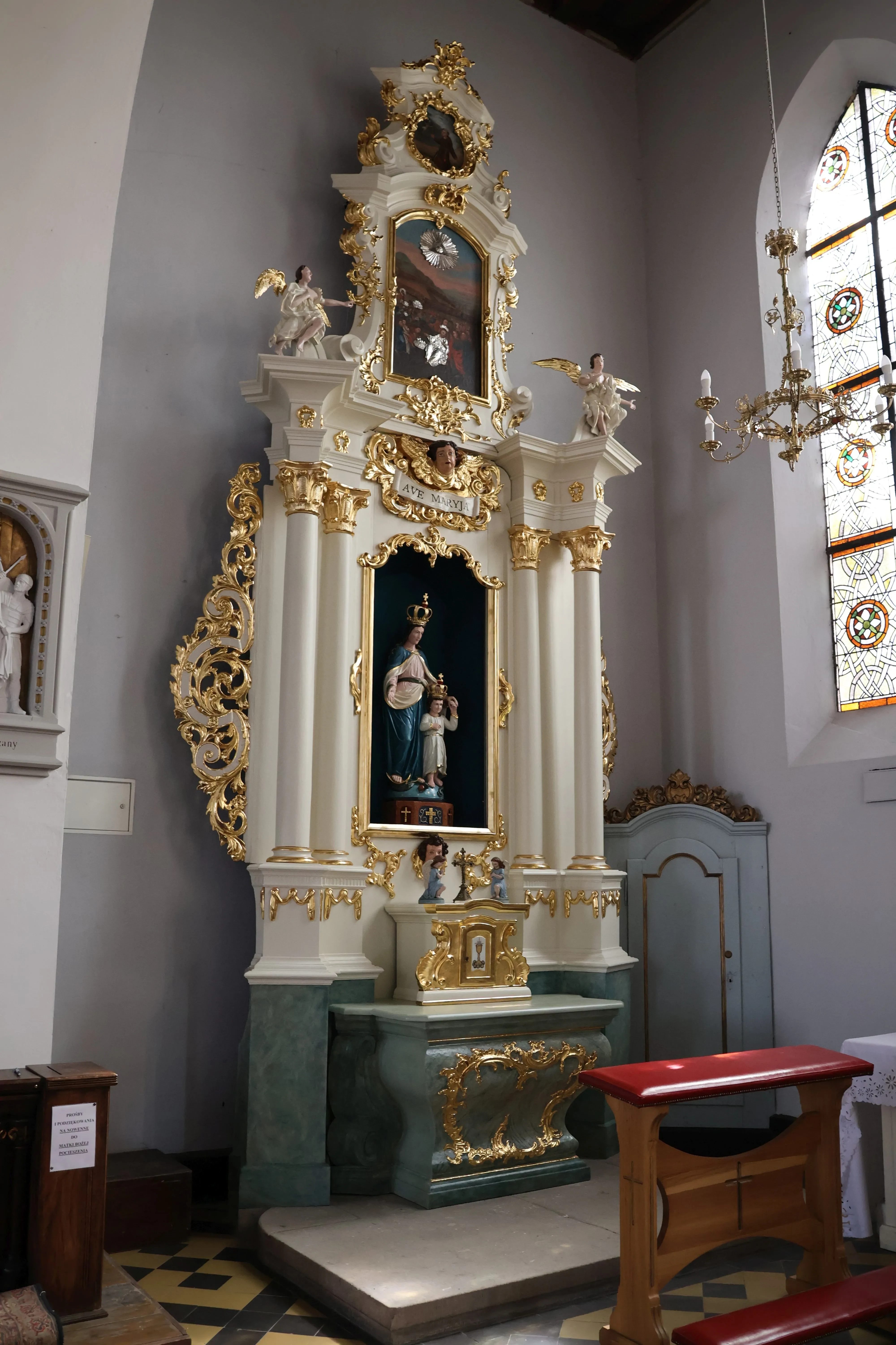 ołtarz boczny zdjęcie z boku