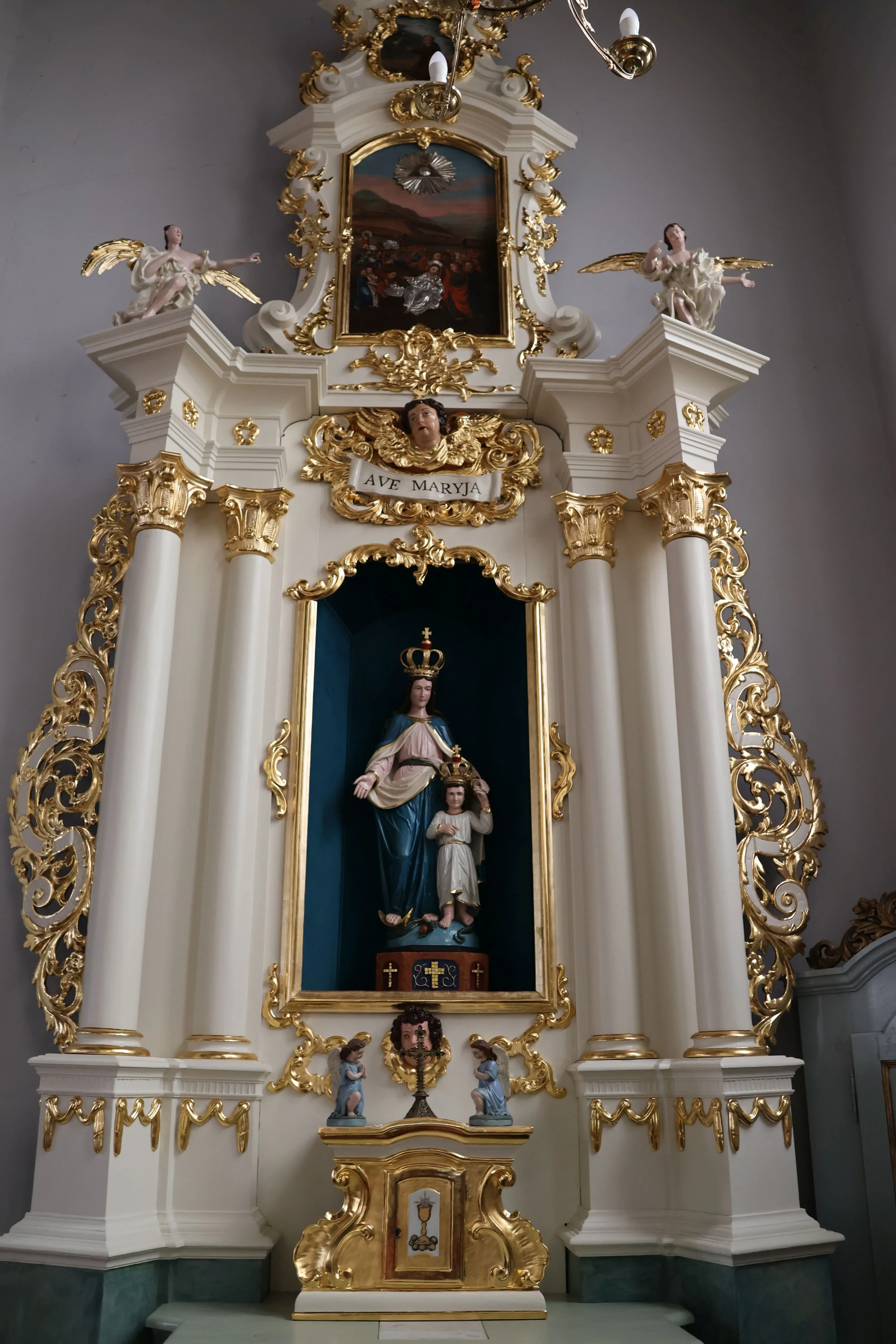 ołtarz boczny figurka