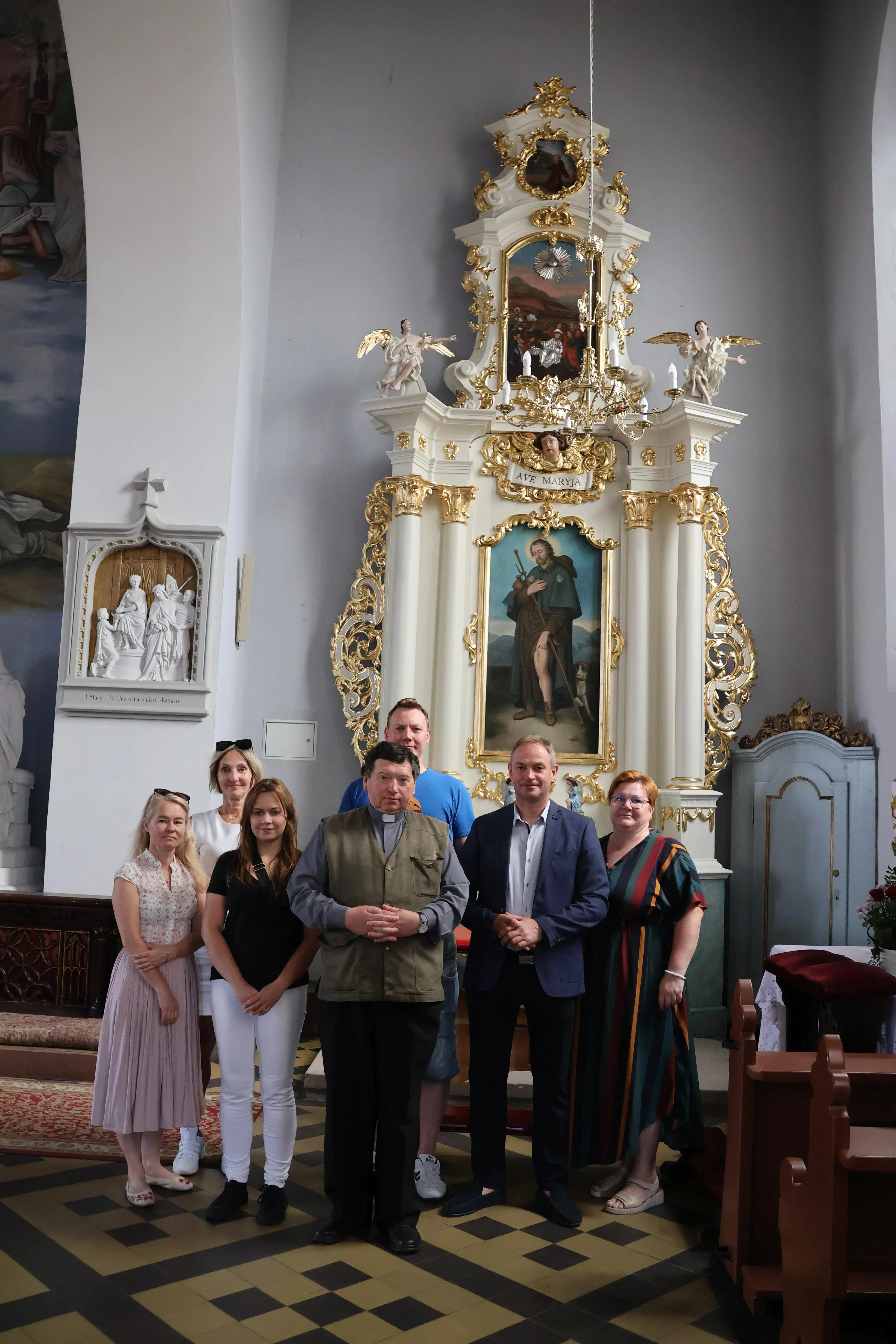 zebrani przy ołtarzu bocznym