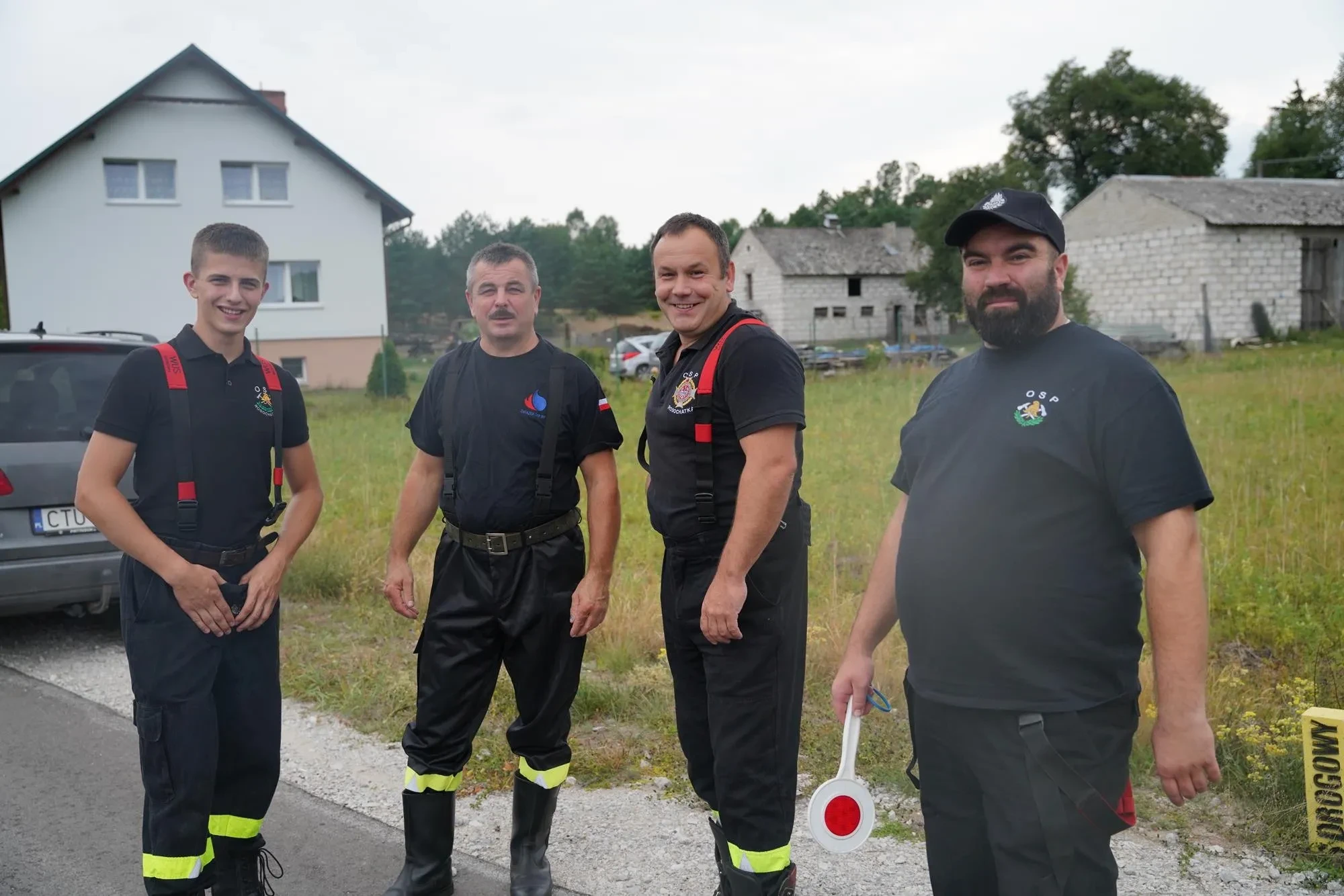 strażacy pilnują drogi