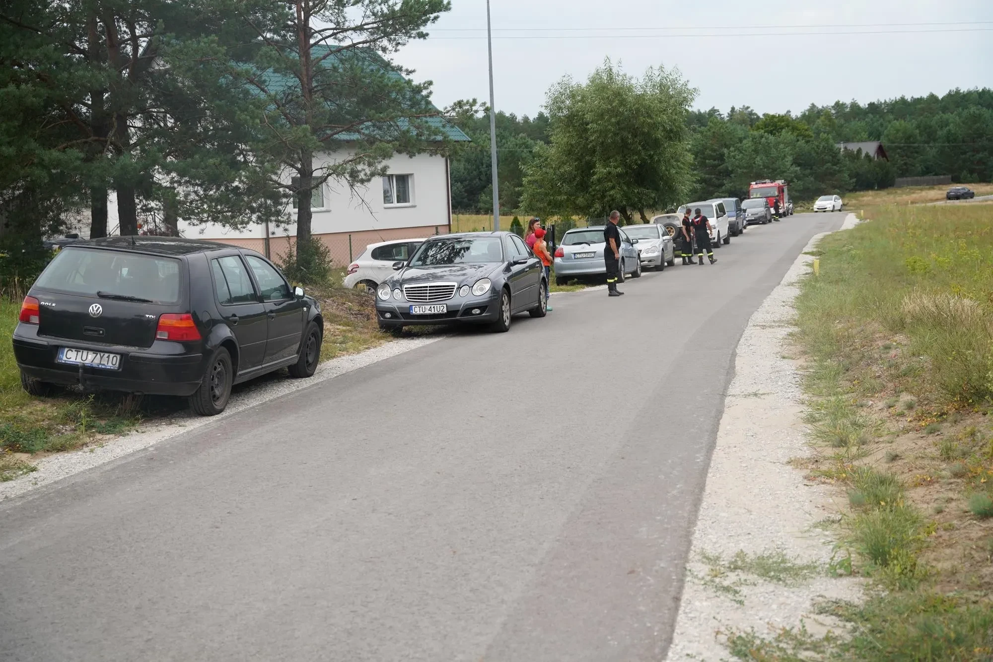 samochody wzdłuż drogi