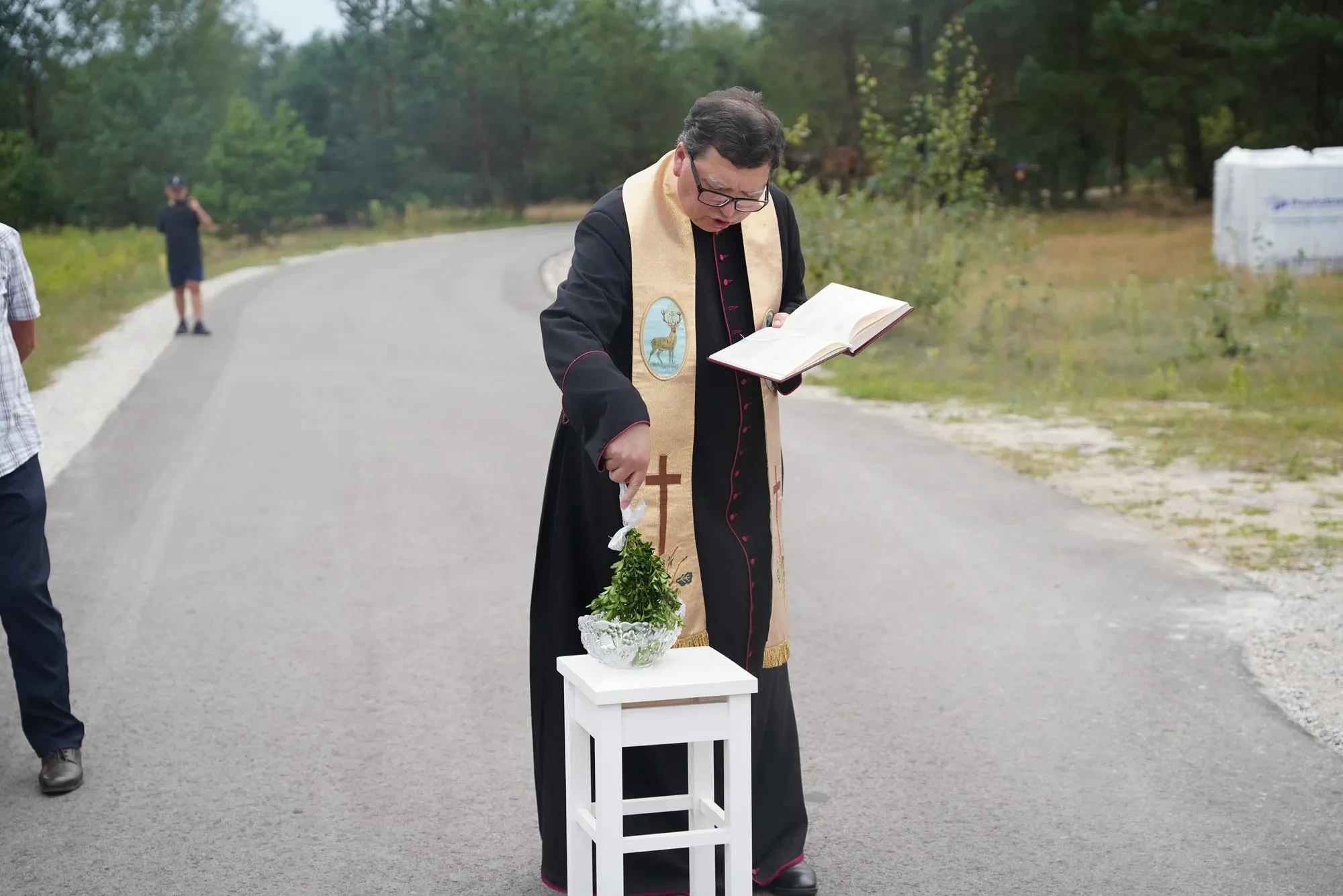święcenie drogi przez proboszcza
