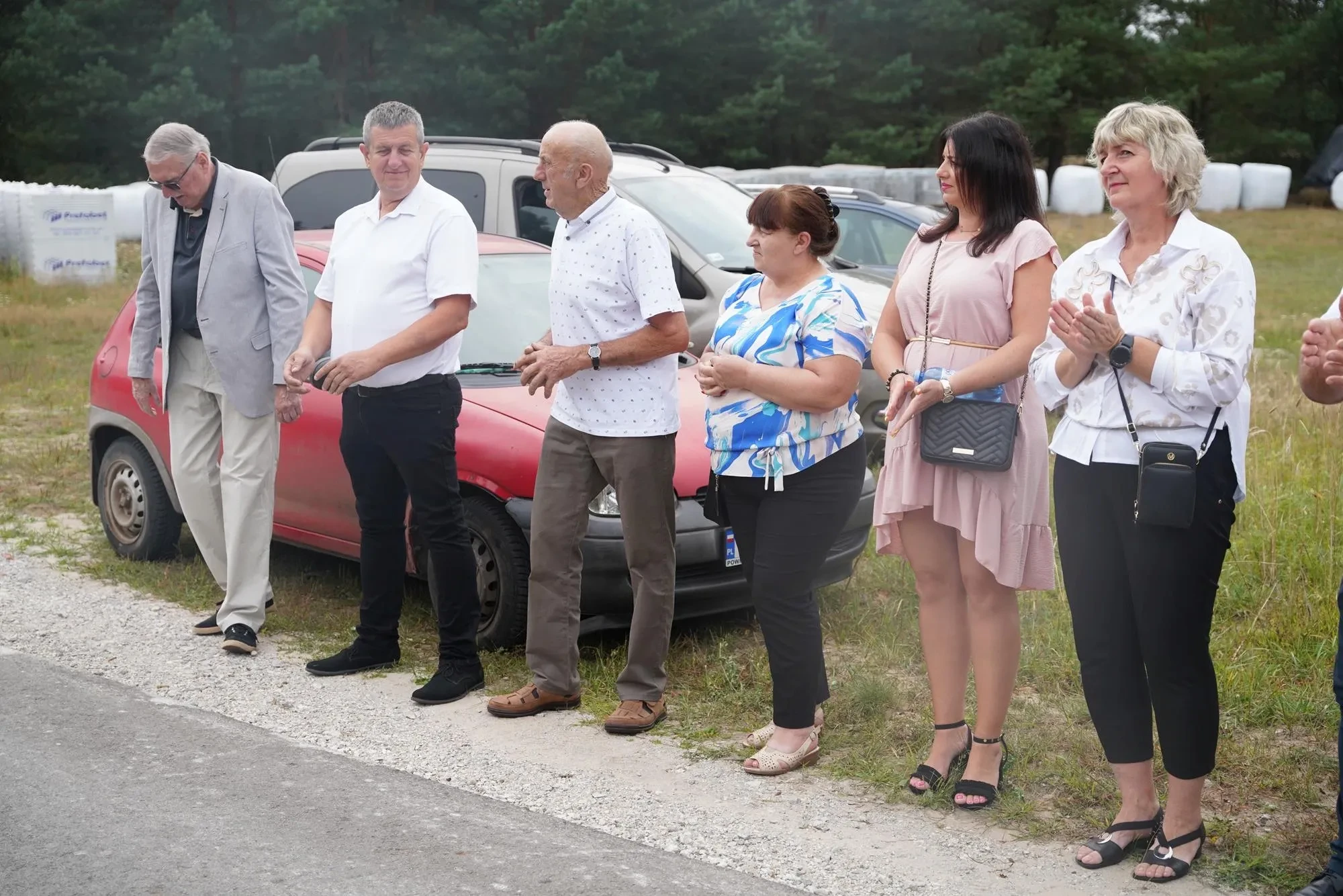 sołtysi i radni na skraju drogi