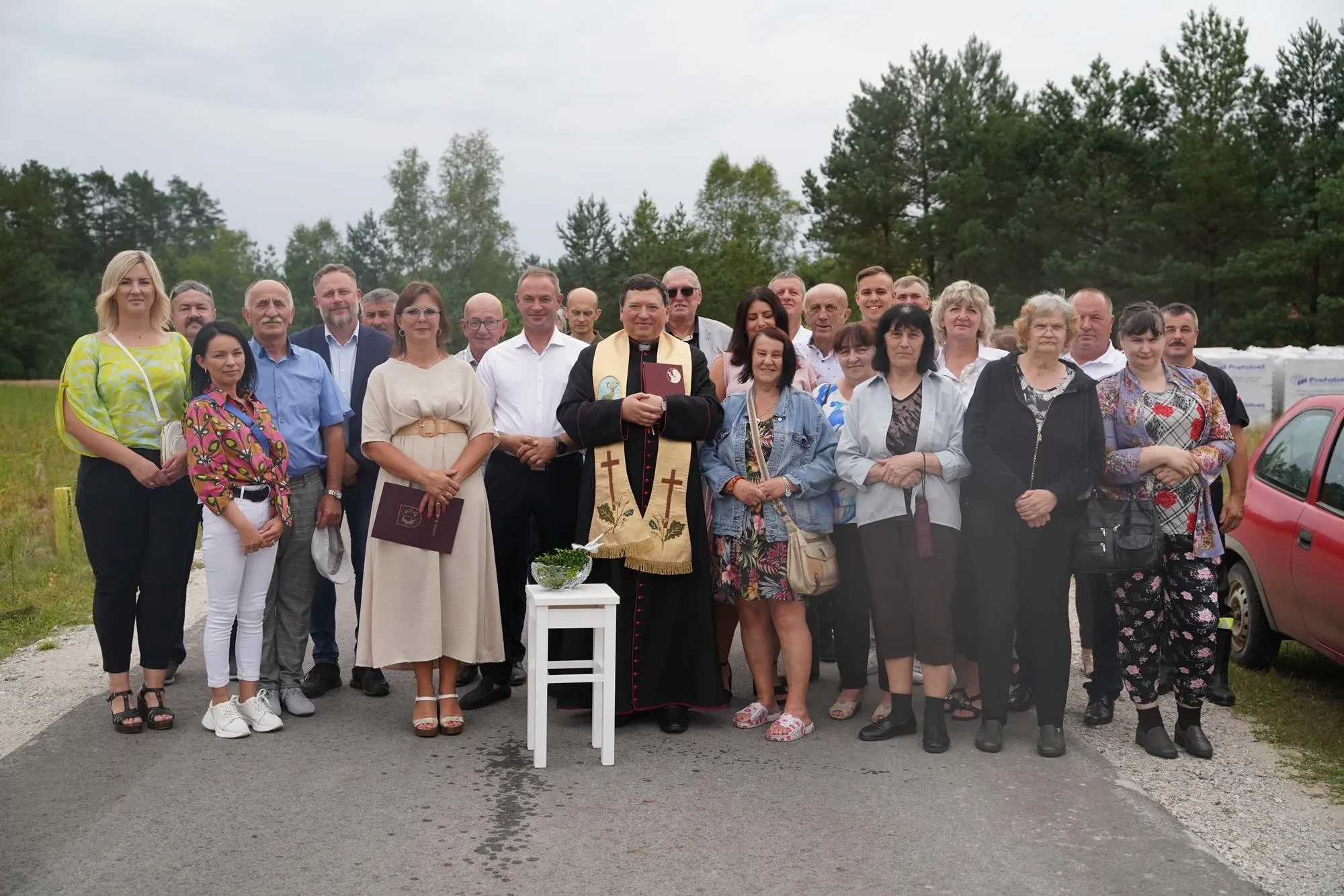 zebrani ludzie podczas poświęcenia drogi