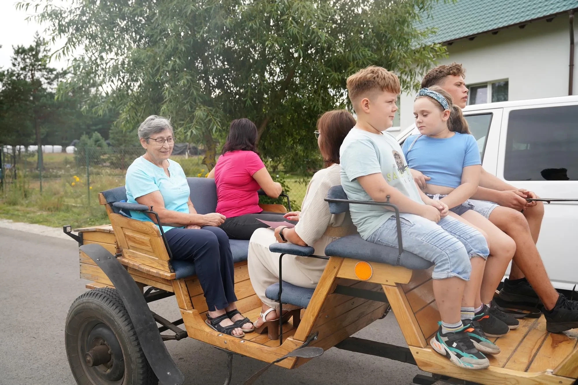 ludzie jadą na bryczce konnej
