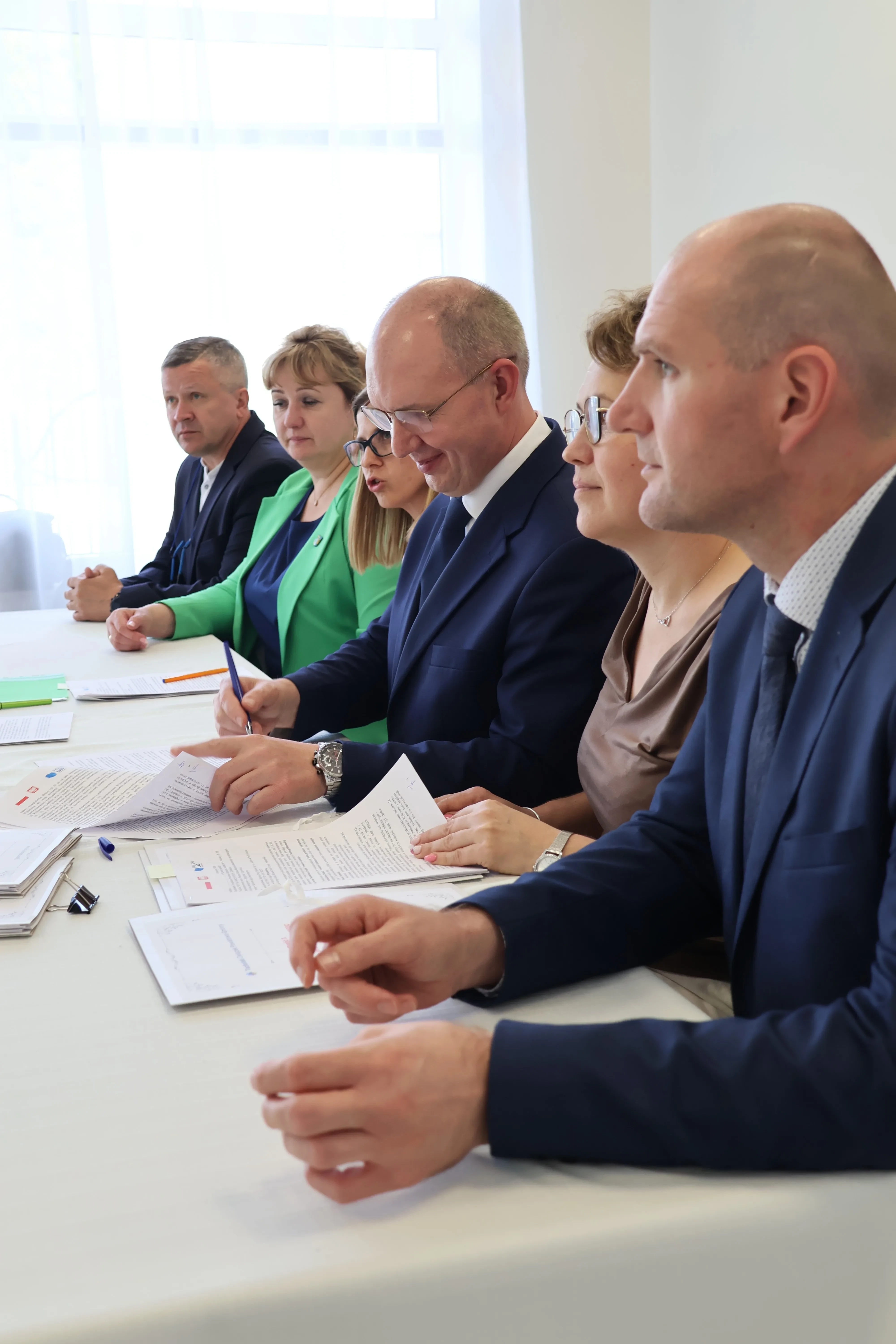 zebrani przy stole patrzą w przód