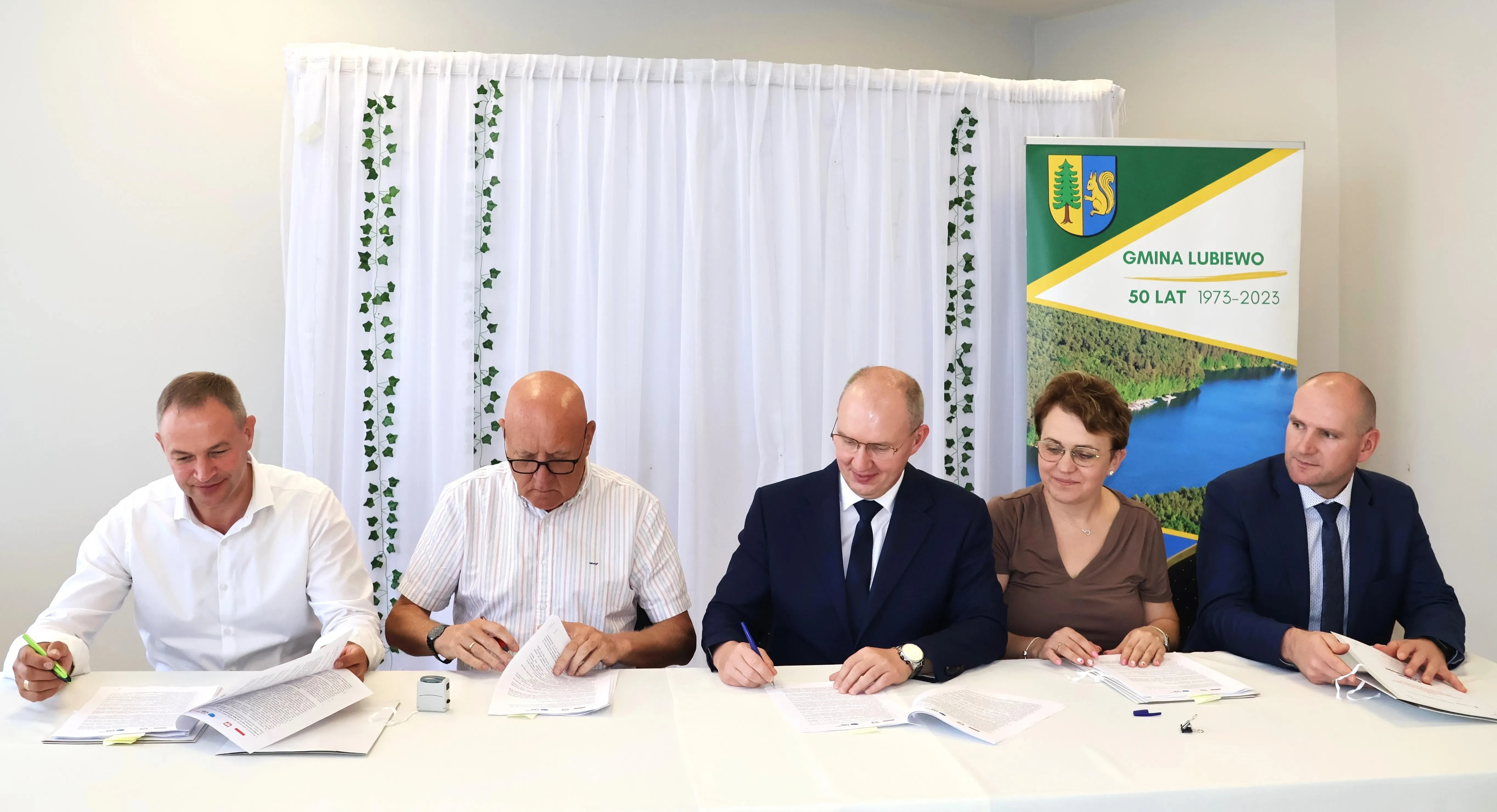 5 ludzi przy umowach