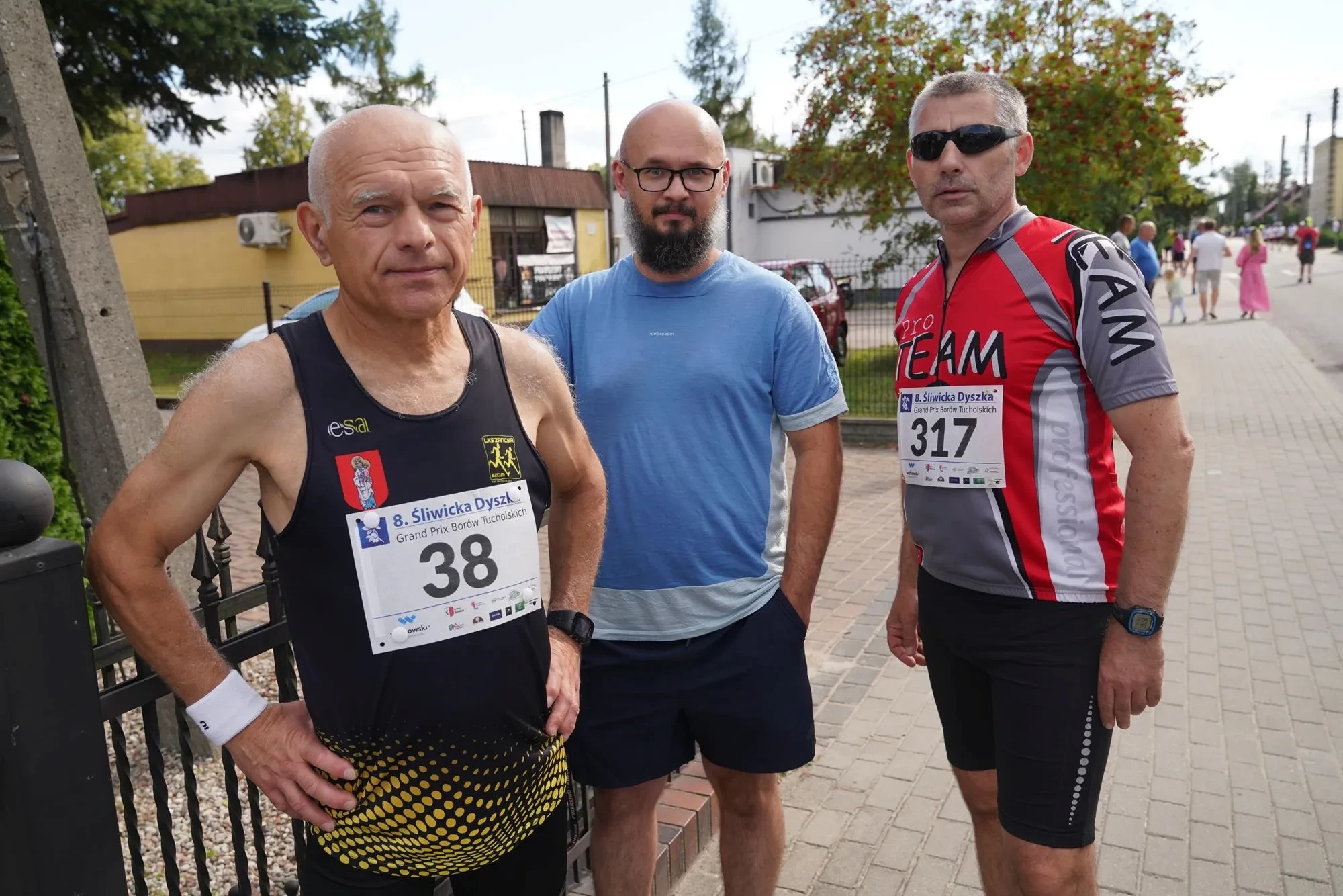 trójka mężczyzn pozuje do zdjęcia