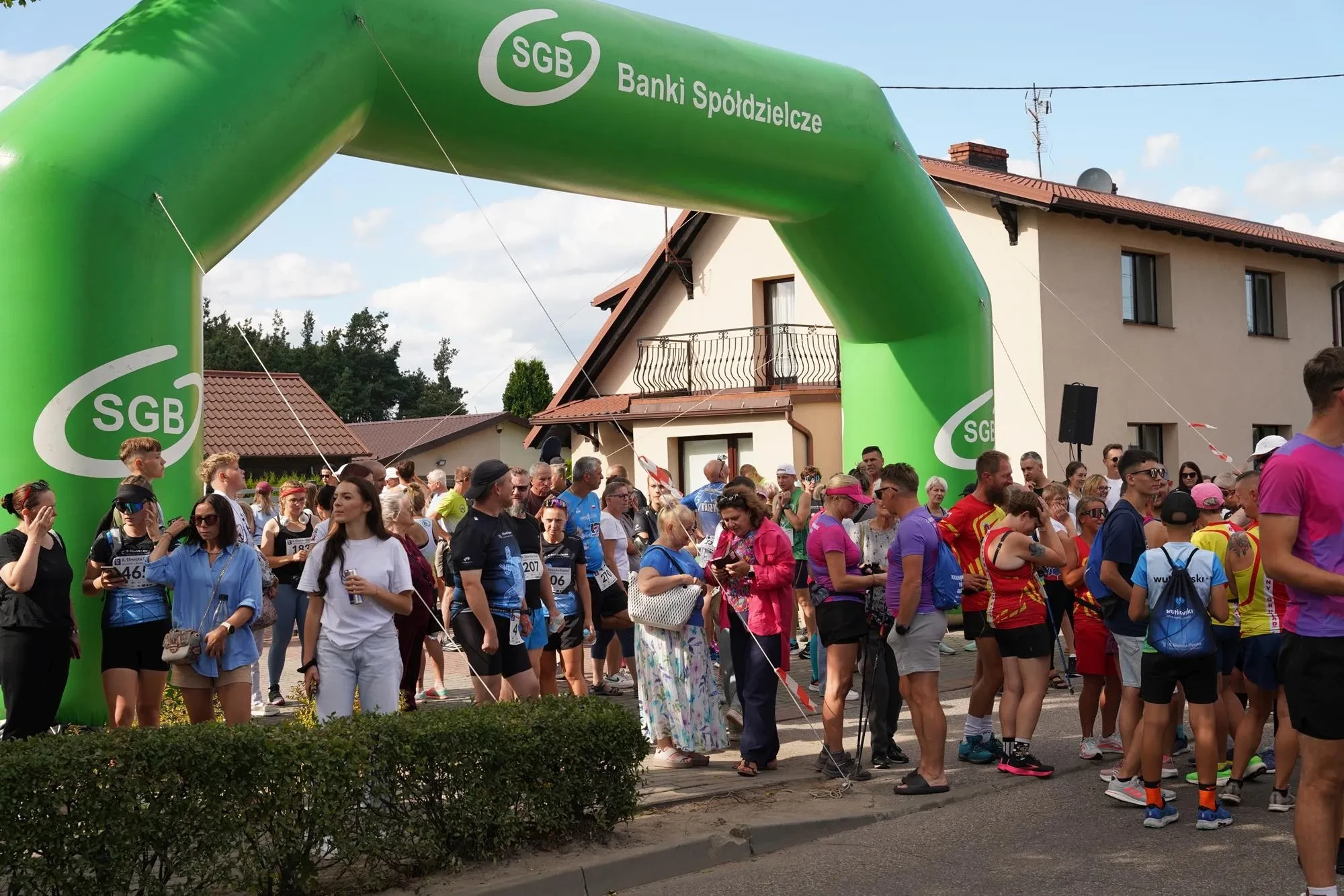 duża ilość osób pod dmuchaną bramą