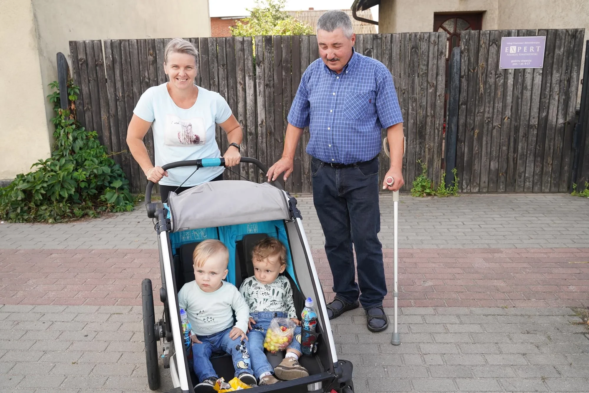 mężczyzna kobietą i dwójką dzieci