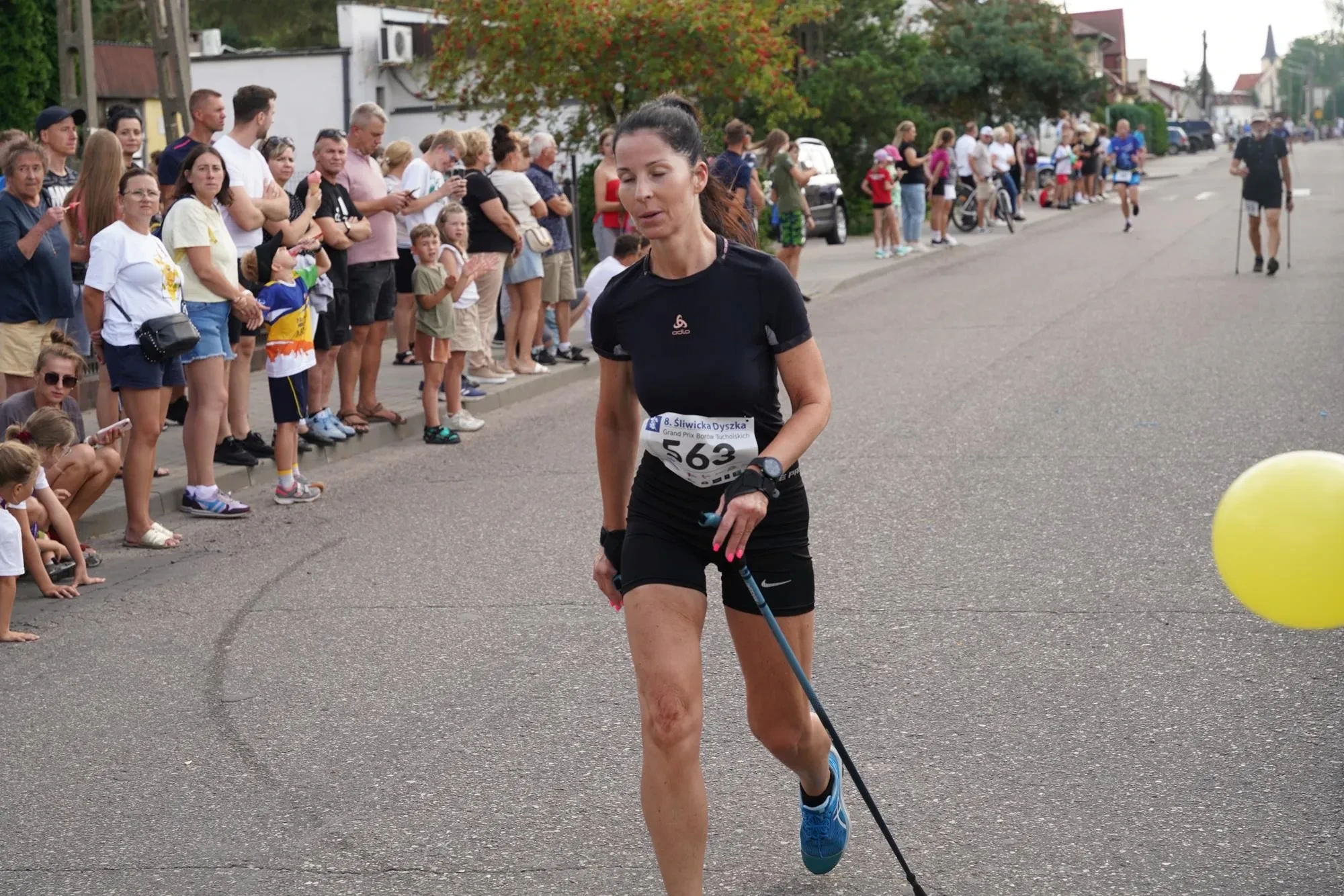 osoba z nordic walking