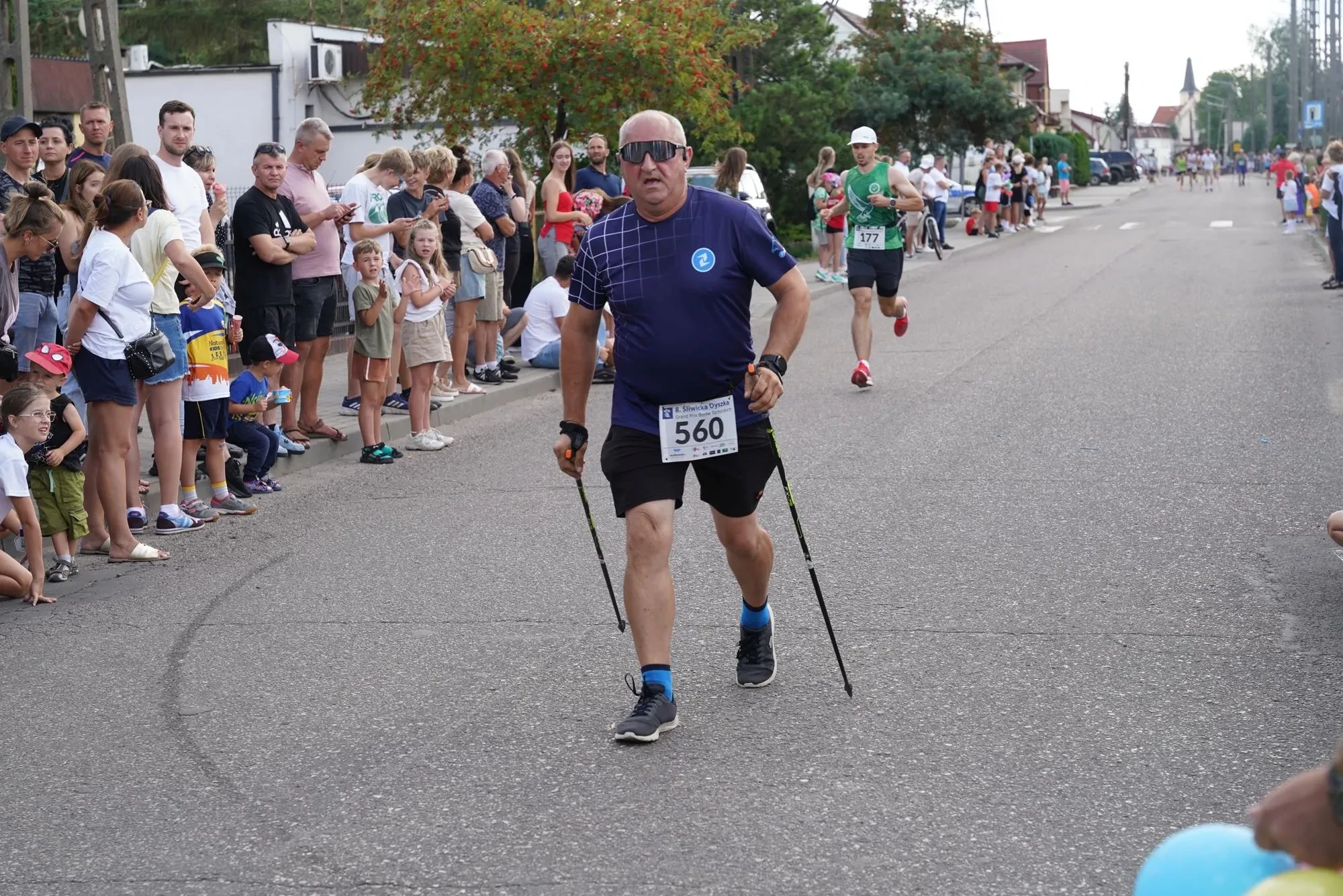 osoba z nordic walking