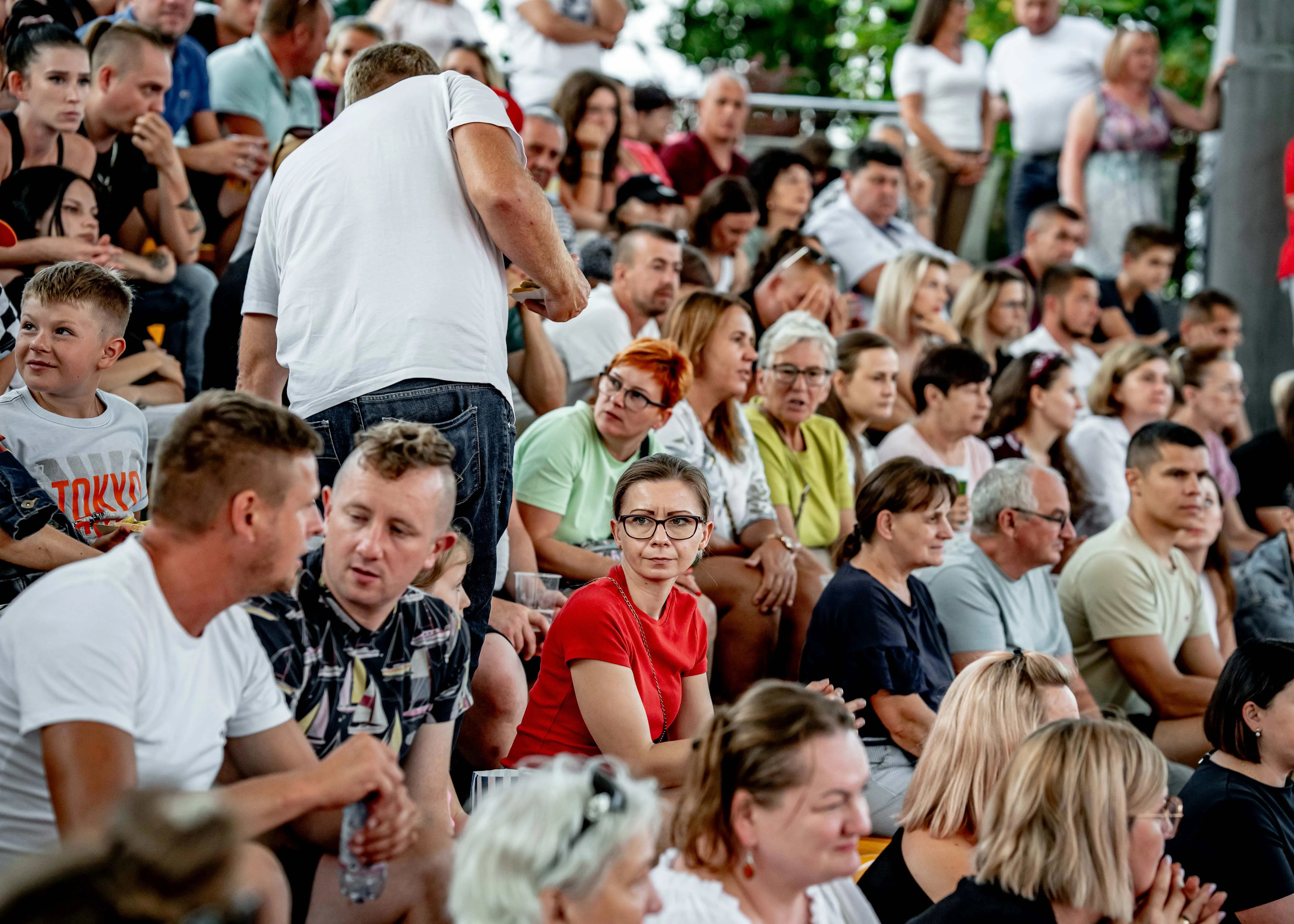 publiczność rozmawia