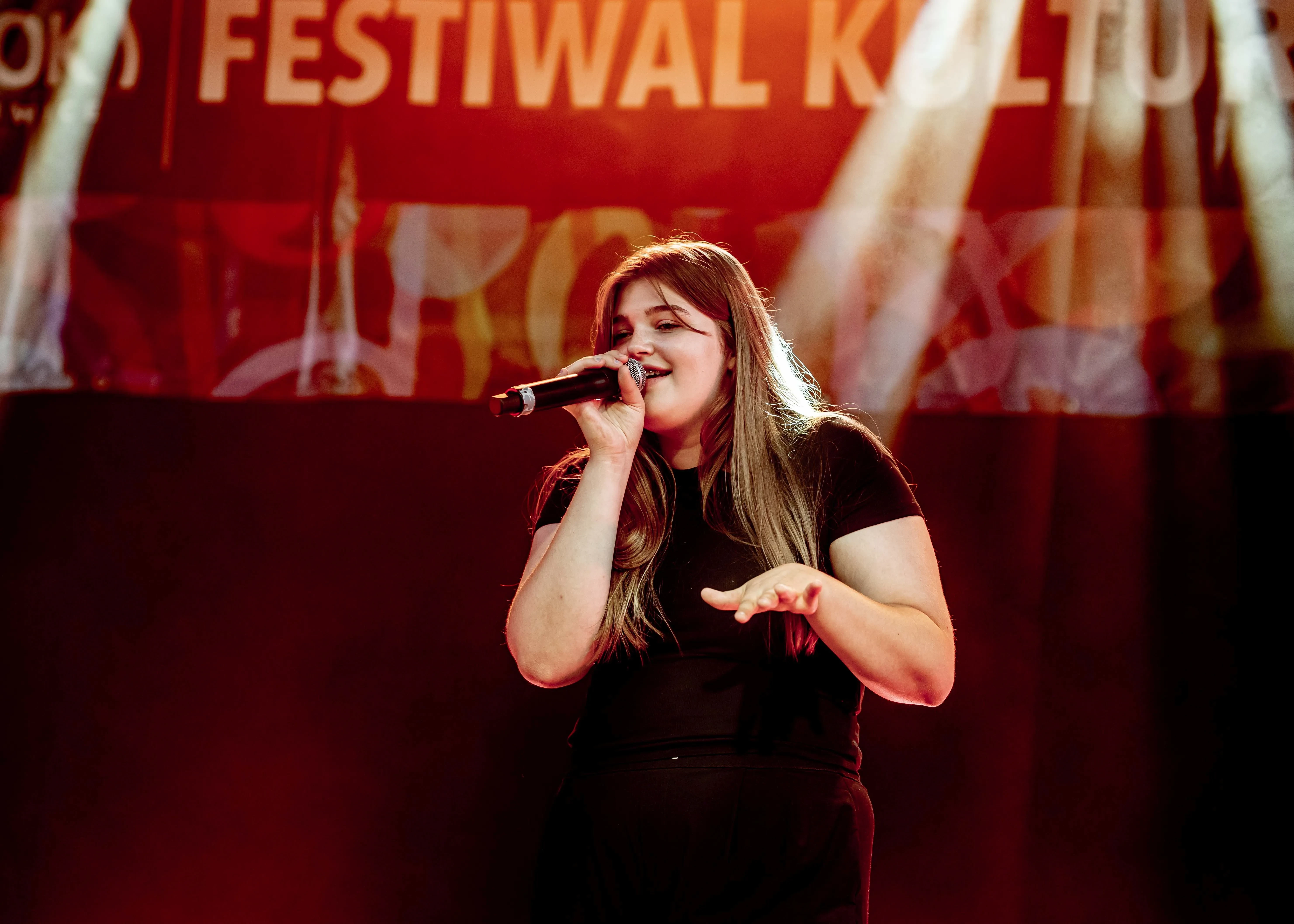 śpiewająca kobieta, w tle napis festiwal kultur