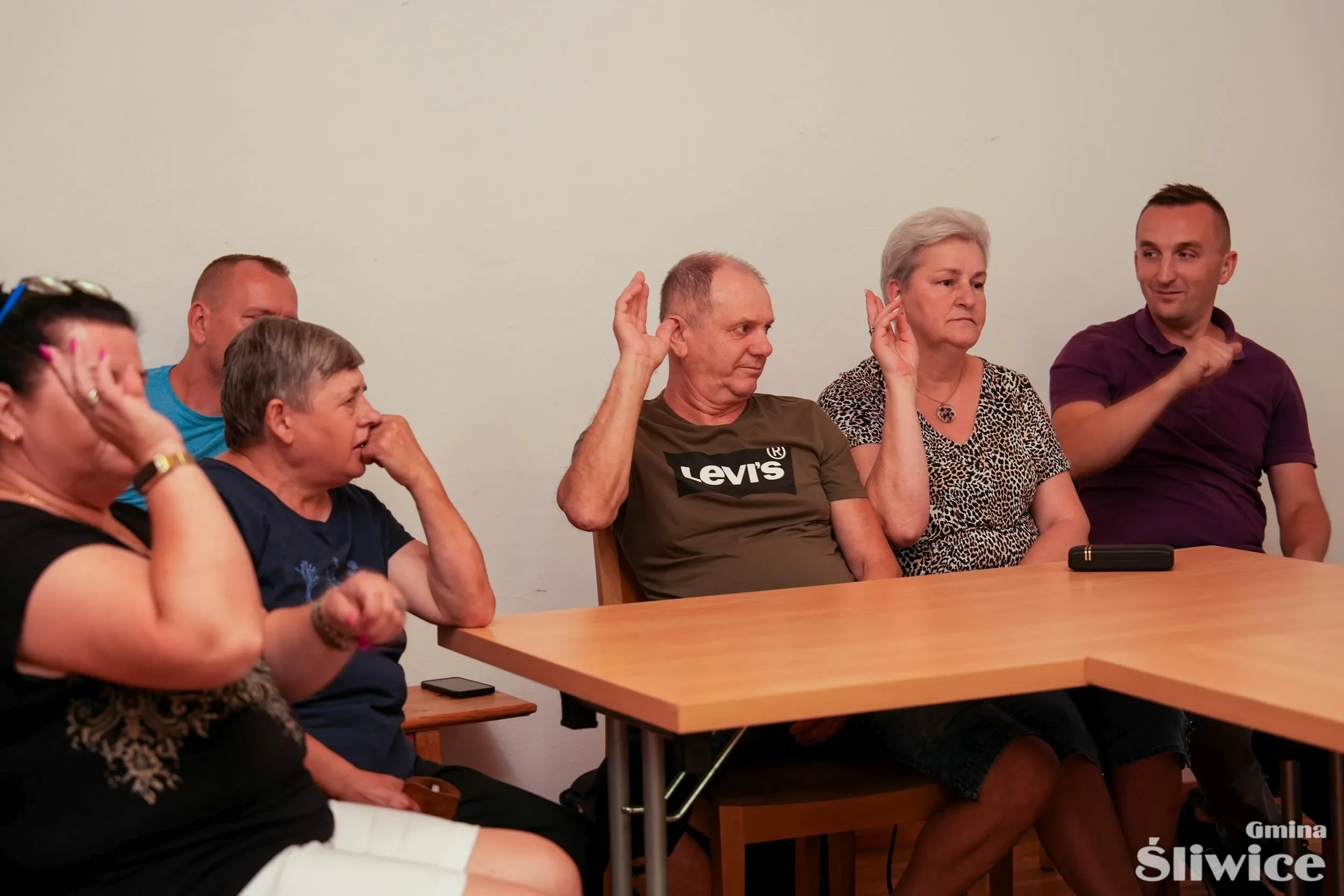 mieszkańcy głosują podczas wybierania rady